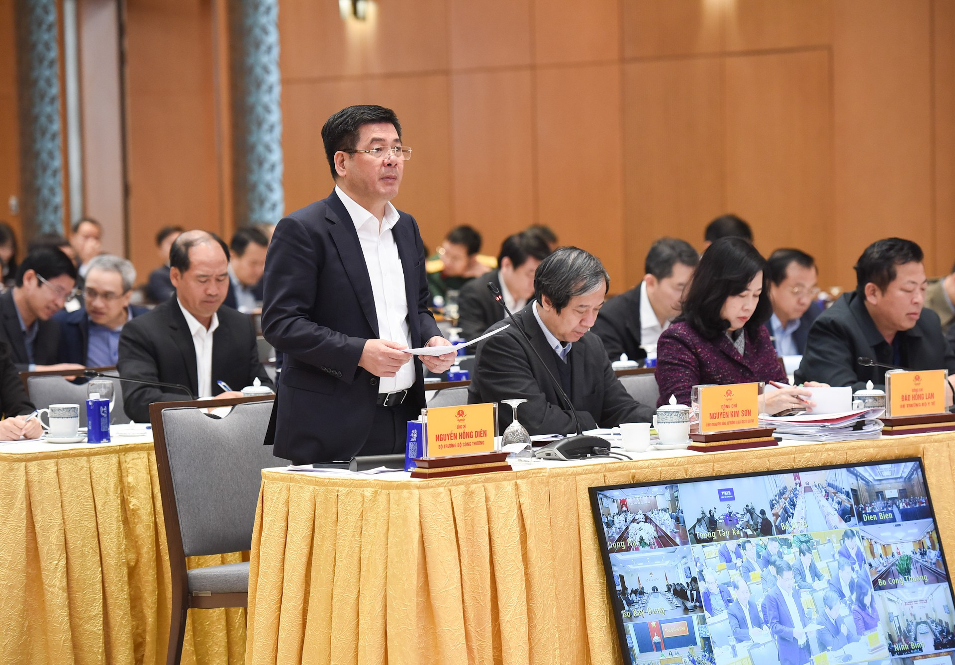 El ministro de Industria y Comercio, Nguyen Hong Dien, expresa su opinión. El ministro de Industria y Comercio, Nguyen Hong Dien, expresa su opinión.