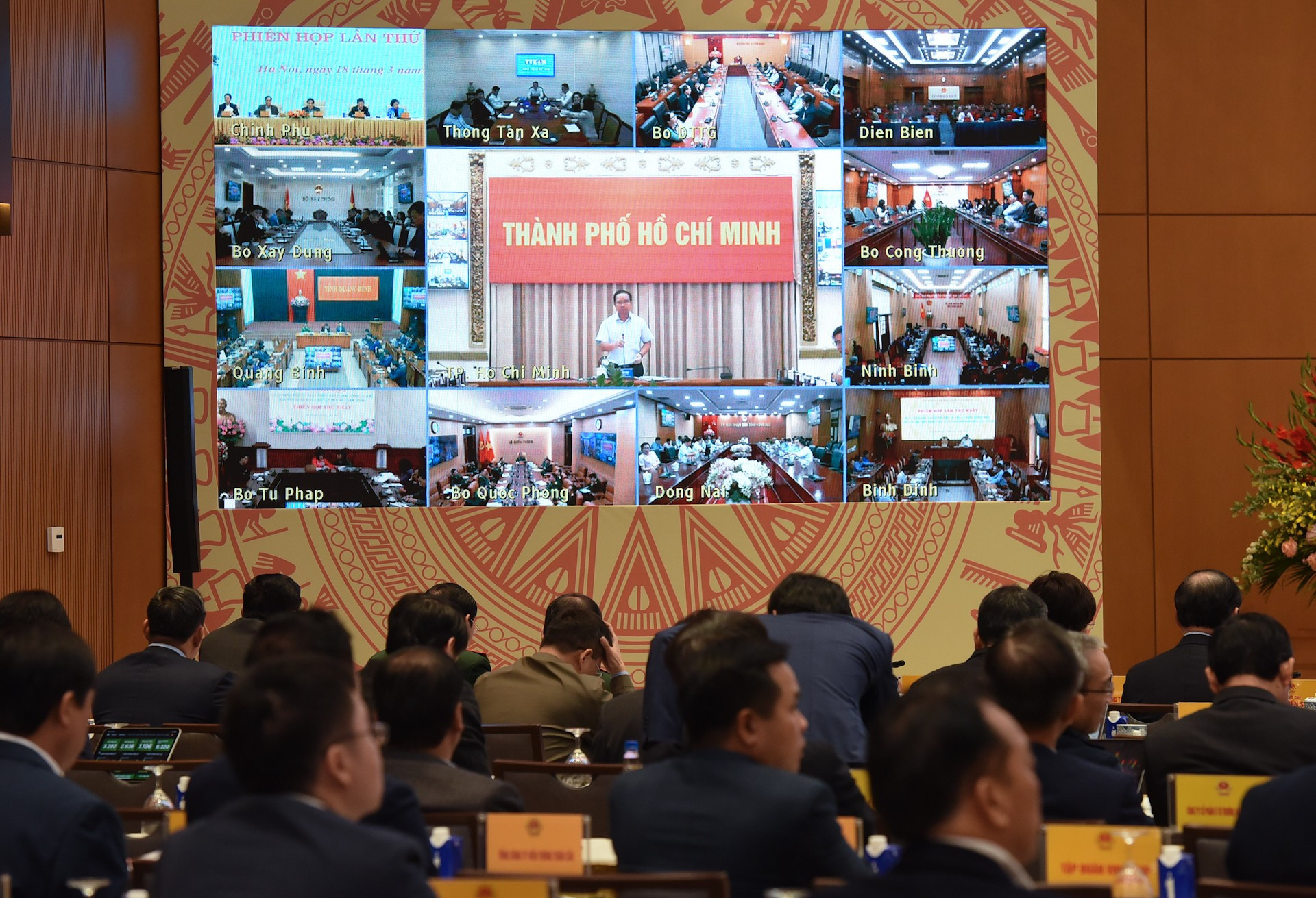 La reunión se retransmite en directo desde la sede del Gobierno, en Hanói, a los ministerios, sectores y localidades de todo el país. La reunión se retransmite en directo desde la sede del Gobierno, en Hanói, a los ministerios, sectores y localidades de todo el país.