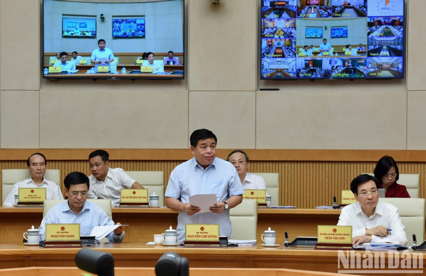 El ministro de Planificación e Inversión, Nguyen Chi Dung, presentó los desafíos durante los últimos tiempos. El ministro de Planificación e Inversión, Nguyen Chi Dung, presentó los desafíos durante los últimos tiempos.