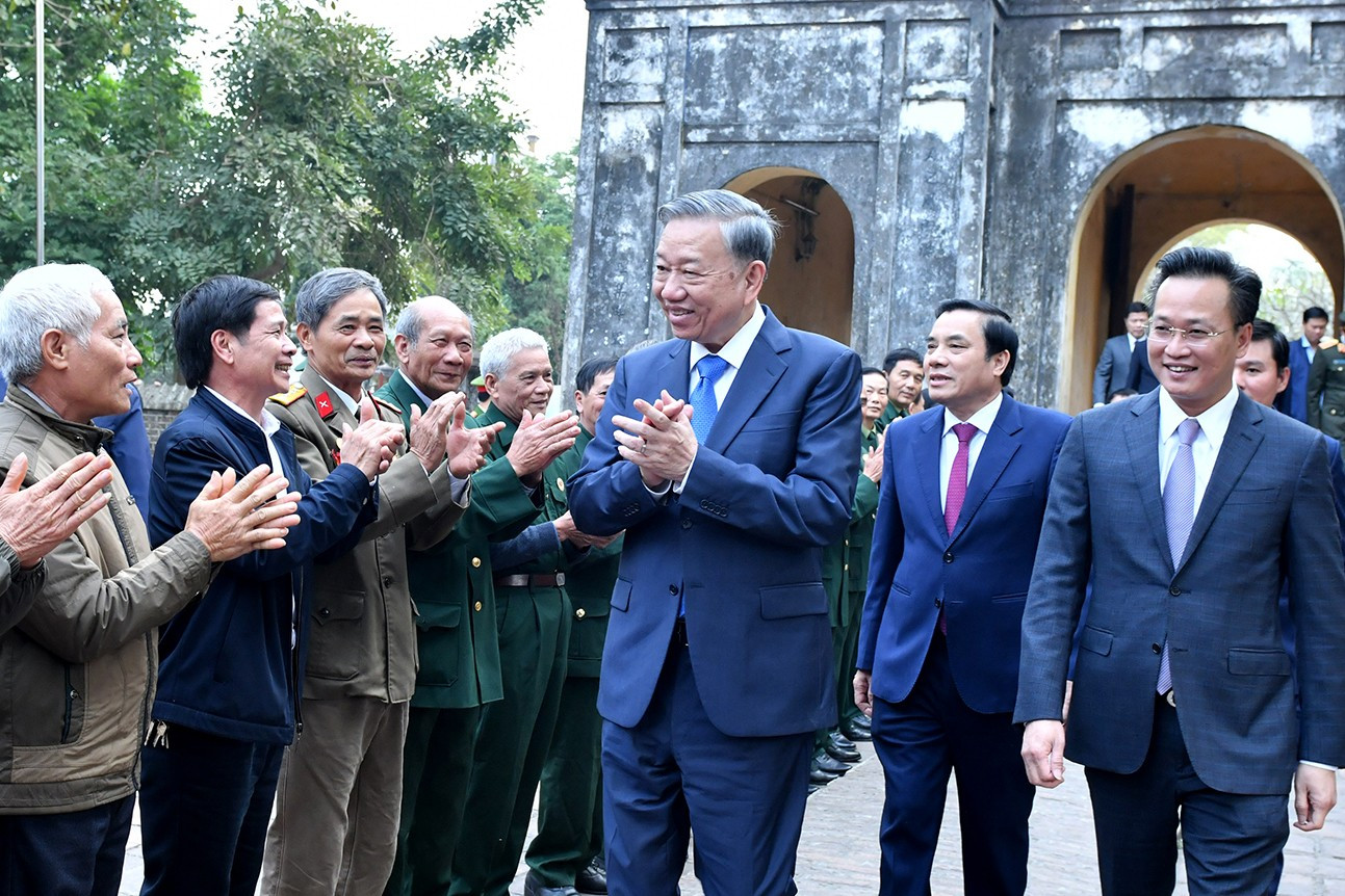 El secretario general del Partido Comunista de Vietnam, To Lam, y residentes de la ciudad de Hung Yen.
