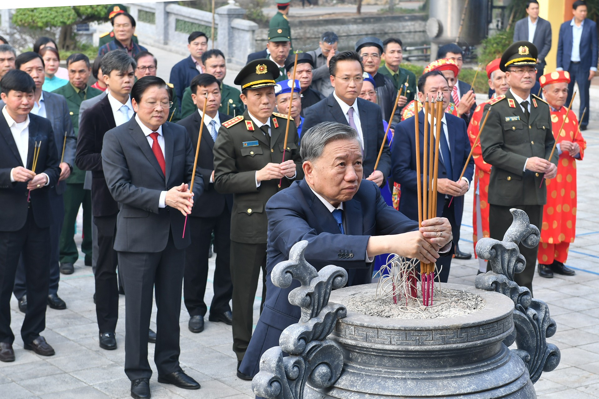 El secretario general del Partido Comunista de Vietnam, To Lam, rinde homenaje al difunto secretario general del Partido Comunista Nguyen Van Linh (1915-1998).
