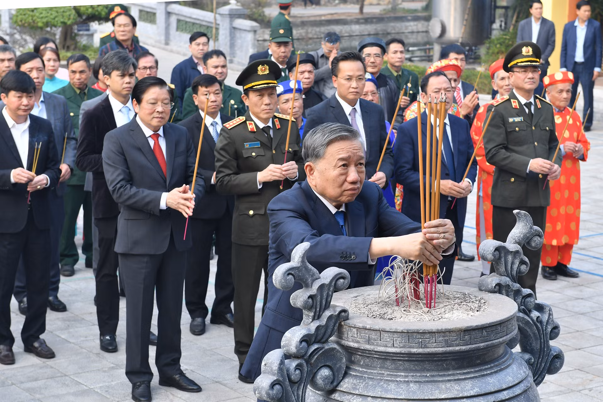 El secretario general del Partido Comunista de Vietnam, To Lam, rinde homenaje al difunto secretario general del Partido Comunista Nguyen Van Linh (1915-1998).