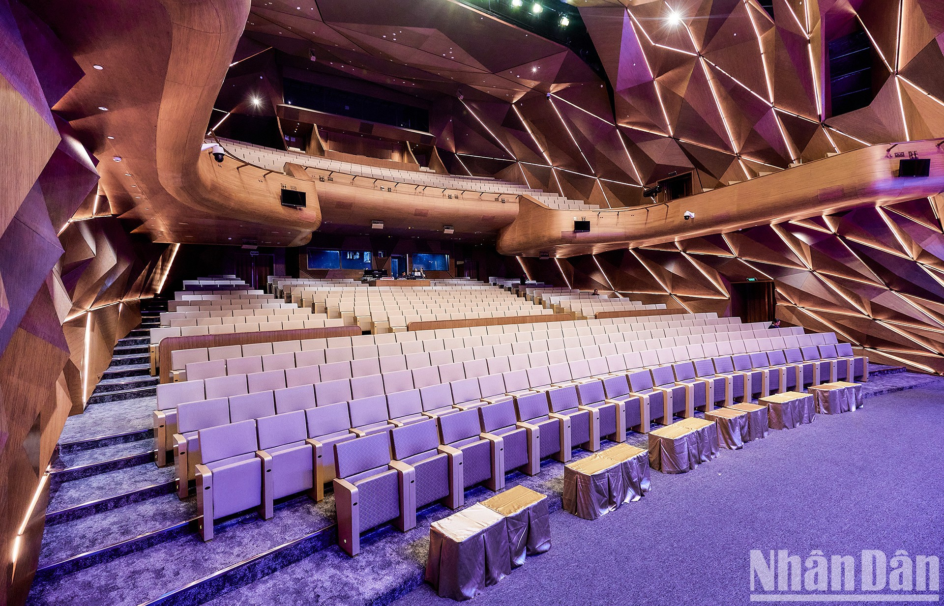 El gran auditorio tiene capacidad para 900 invitados y el pequeño para 500.