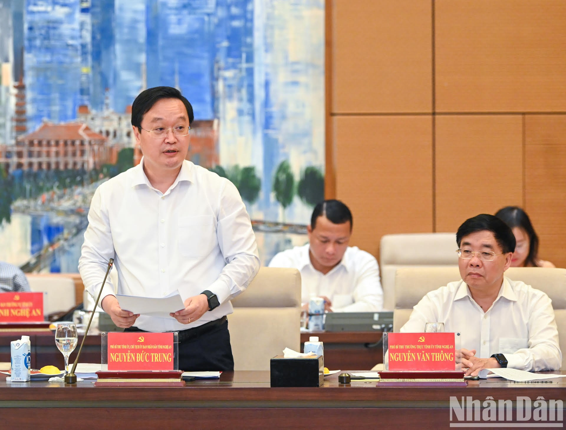 El presidente del Comité Popular de Nghe An, Nguyen Duc Trung, interviene en el acto.