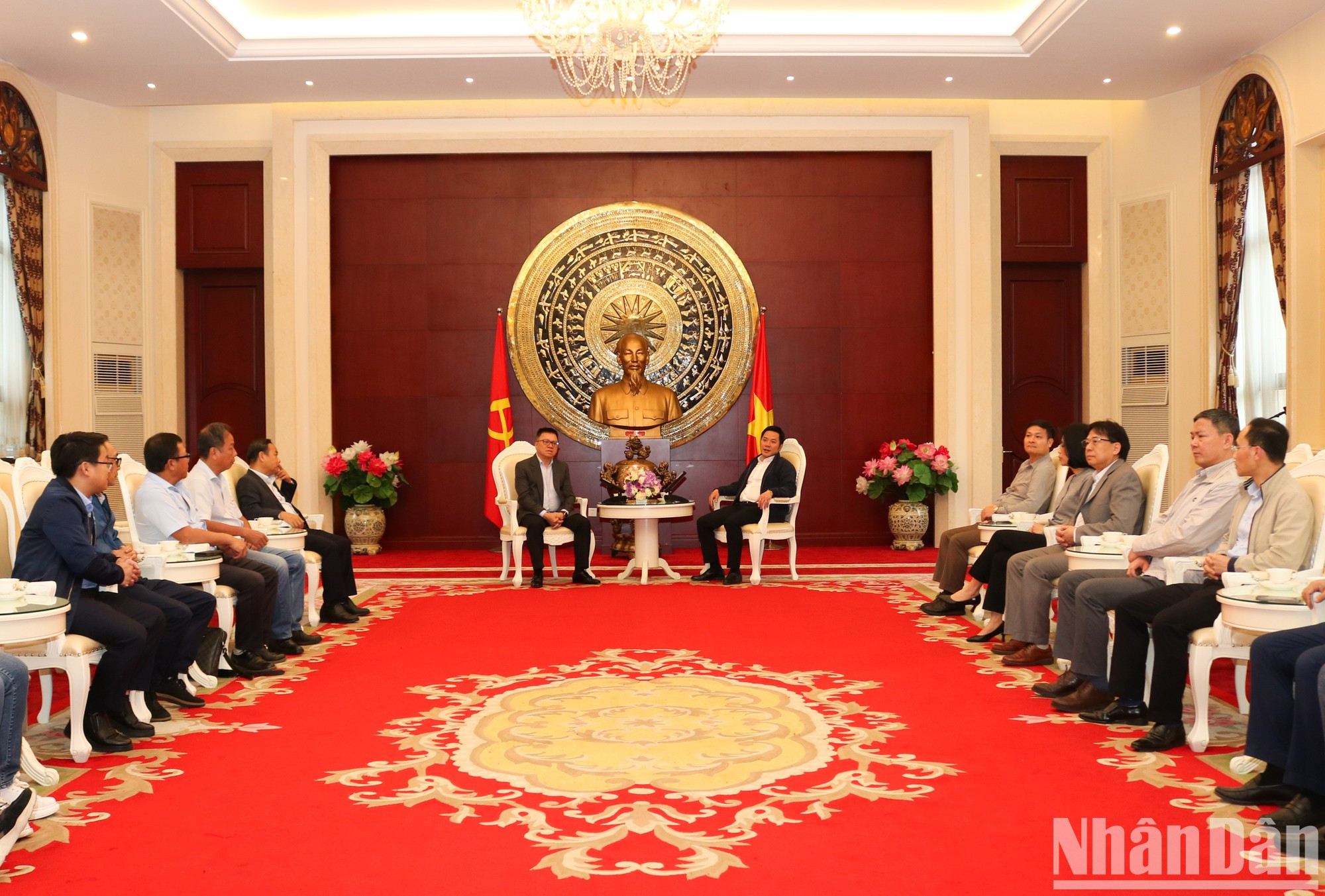 Quoc Minh y el ministro consejero de Vietnam en China, Ninh Thanh Cong, en el evento