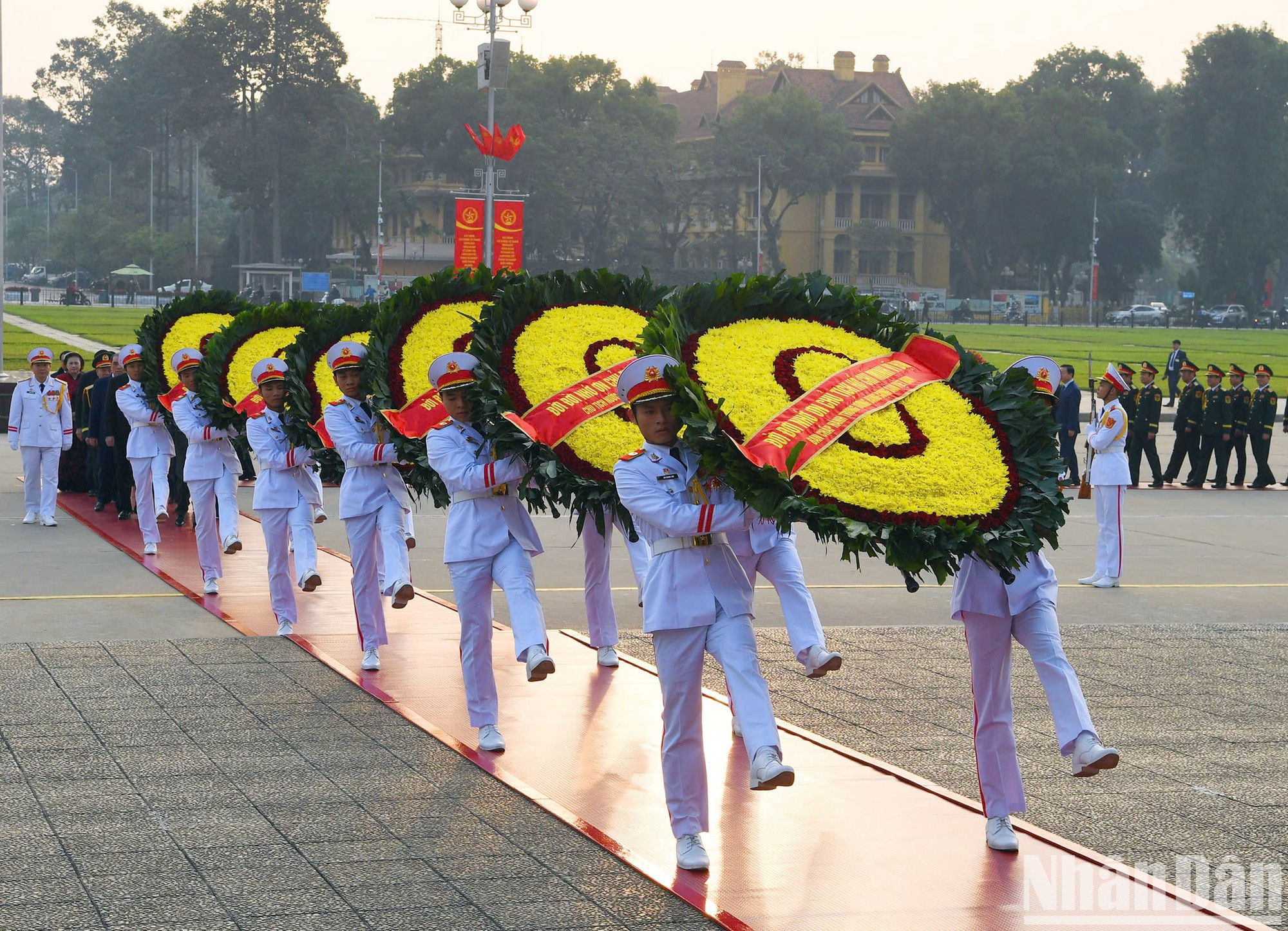 La corona de flores lleva escrita la frase: "Infinito agradecimiento al gran Presidente Ho Chi Minh". La corona de flores lleva escrita la frase: "Infinito agradecimiento al gran Presidente Ho Chi Minh".