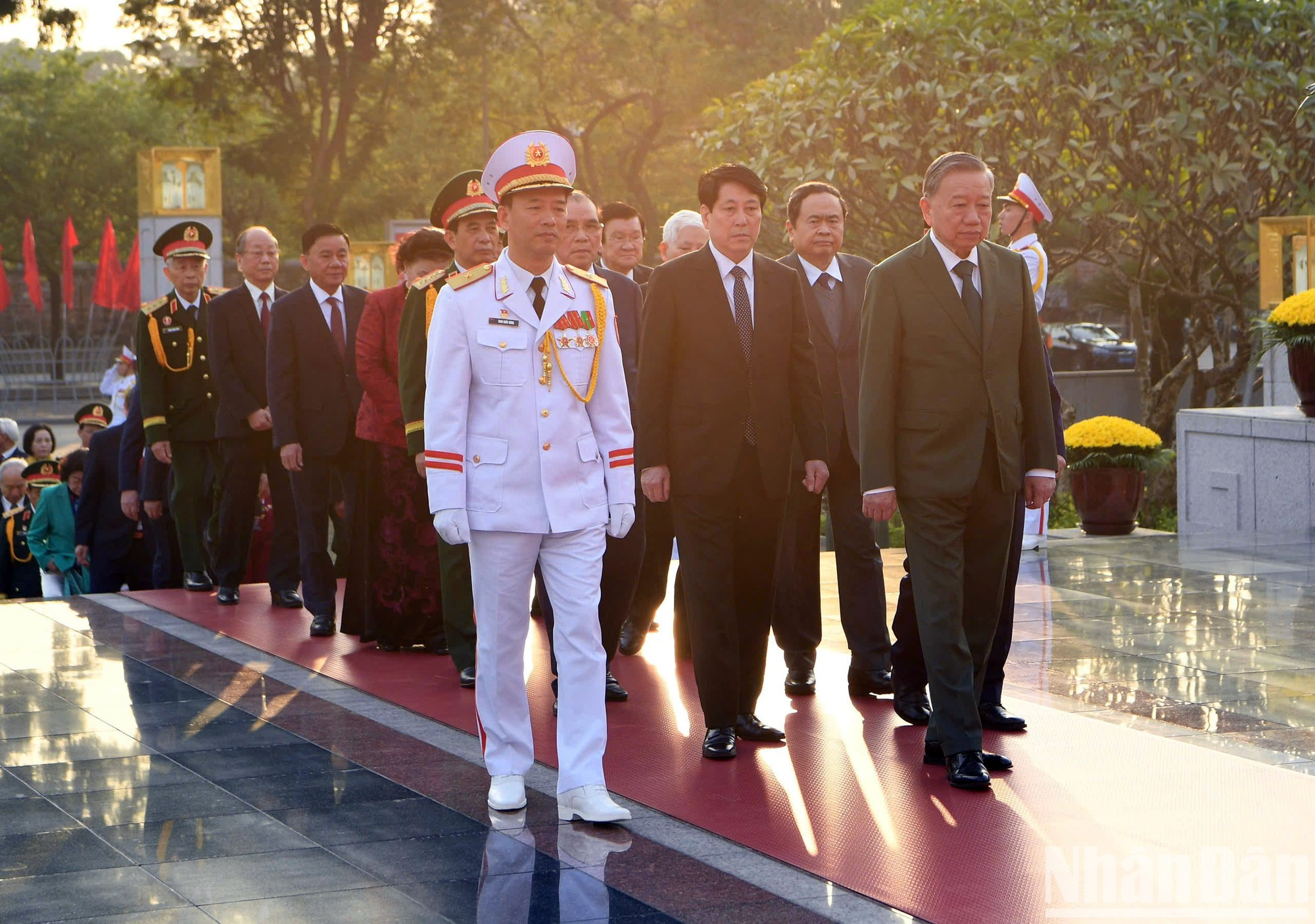 Los actuales y antiguos dirigentes del Partido y del Estado rinden homenaje a los héroes y mártires. Los actuales y antiguos dirigentes del Partido y del Estado rinden homenaje a los héroes y mártires.