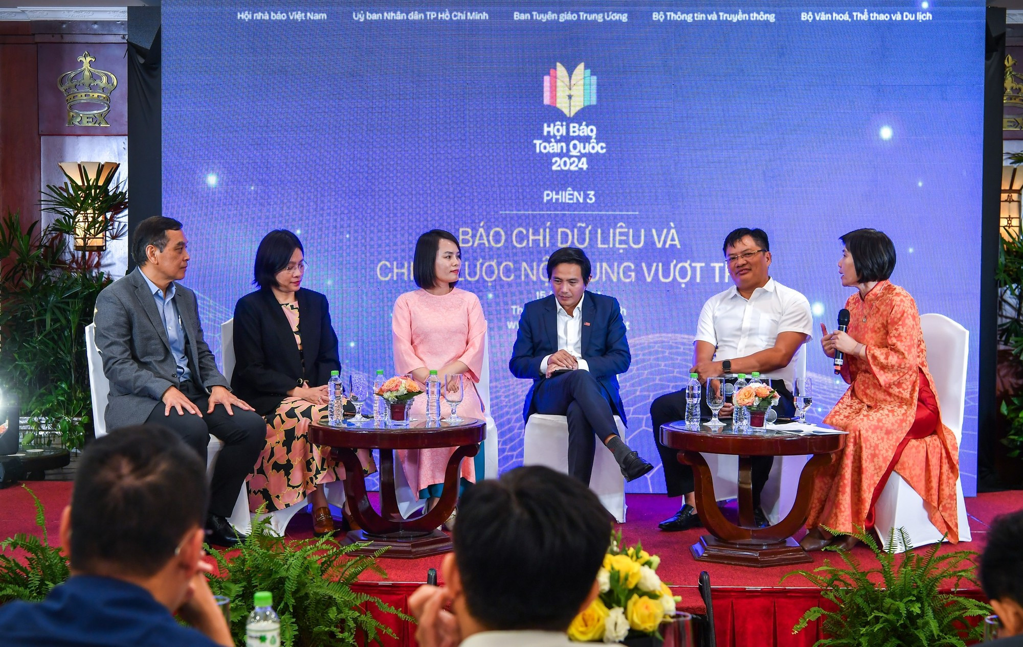 En la sesión de preguntas y respuestas, los ponentes del Centro de Comunicaciones de la norteña provincia de Quang Ninh, los periódicos de Nghe An y Agricultura de Vietnam comparten su experiencia en el desarrollo de periodismo de datos y contenidos de alta calidad y especializados. En la sesión de preguntas y respuestas, los ponentes del Centro de Comunicaciones de la norteña provincia de Quang Ninh, los periódicos de Nghe An y Agricultura de Vietnam comparten su experiencia en el desarrollo de periodismo de datos y contenidos de alta calidad y especializados.