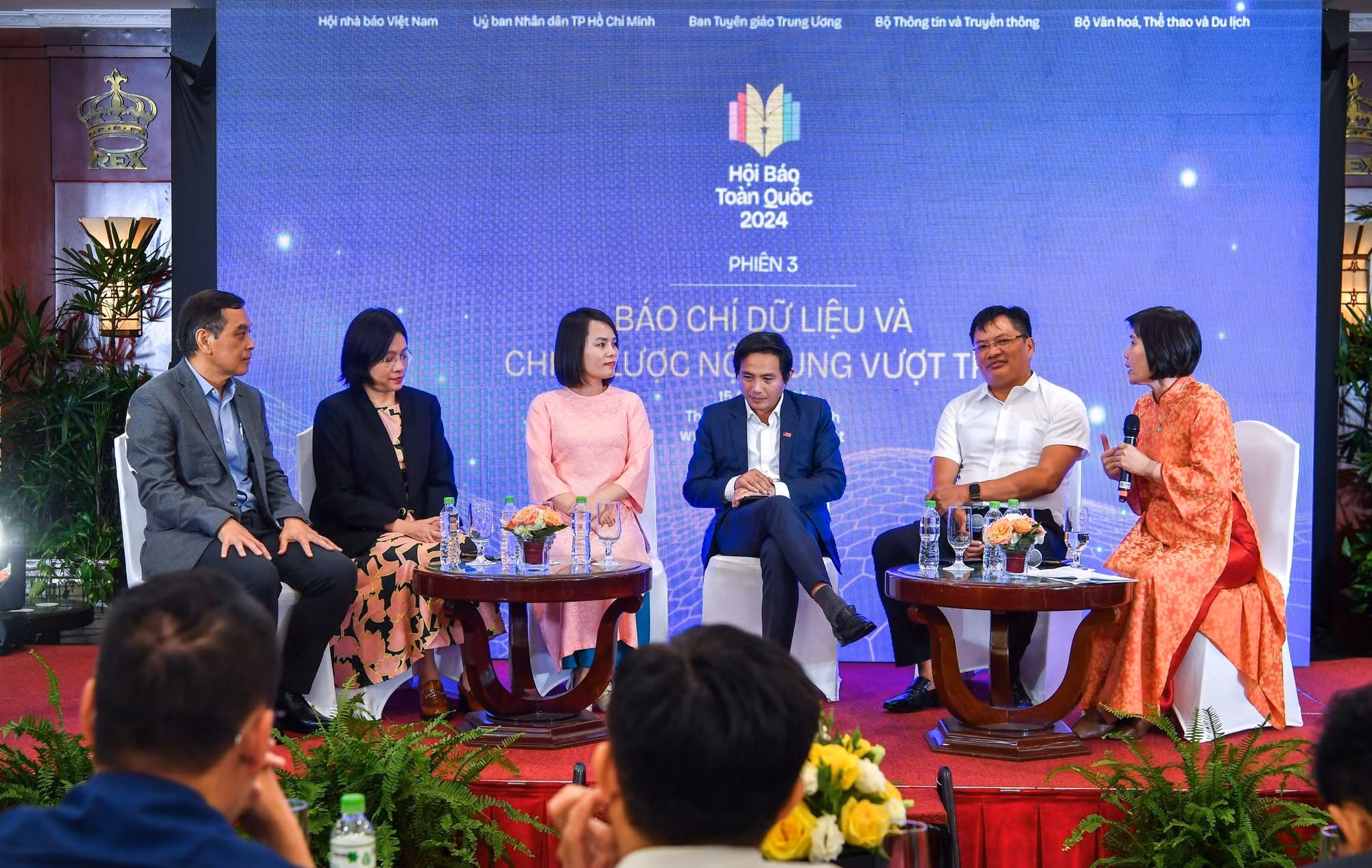 En la sesión de preguntas y respuestas, los ponentes del Centro de Comunicaciones de la norteña provincia de Quang Ninh, los periódicos de Nghe An y Agricultura de Vietnam comparten su experiencia en el desarrollo de periodismo de datos y contenidos de alta calidad y especializados.