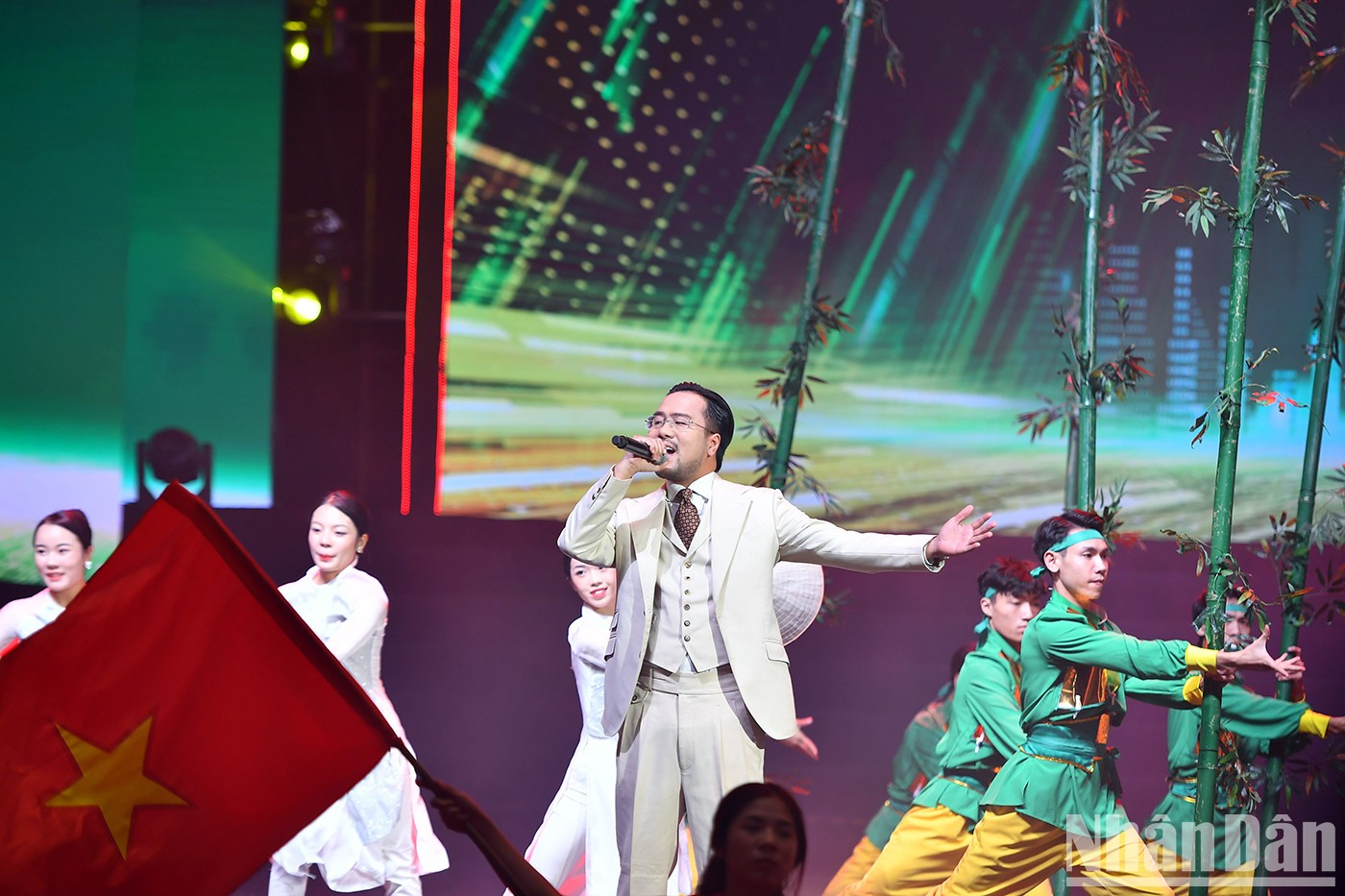 Una actuación artística en el evento.