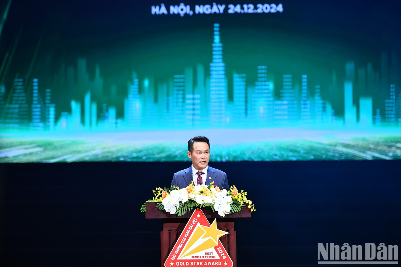 El vicepresidente de la Federación de Jóvenes de Vietnam y presidente de la Asociación de Jóvenes Empresarios del país, Dang Hong Anh, informa sobre el premio.