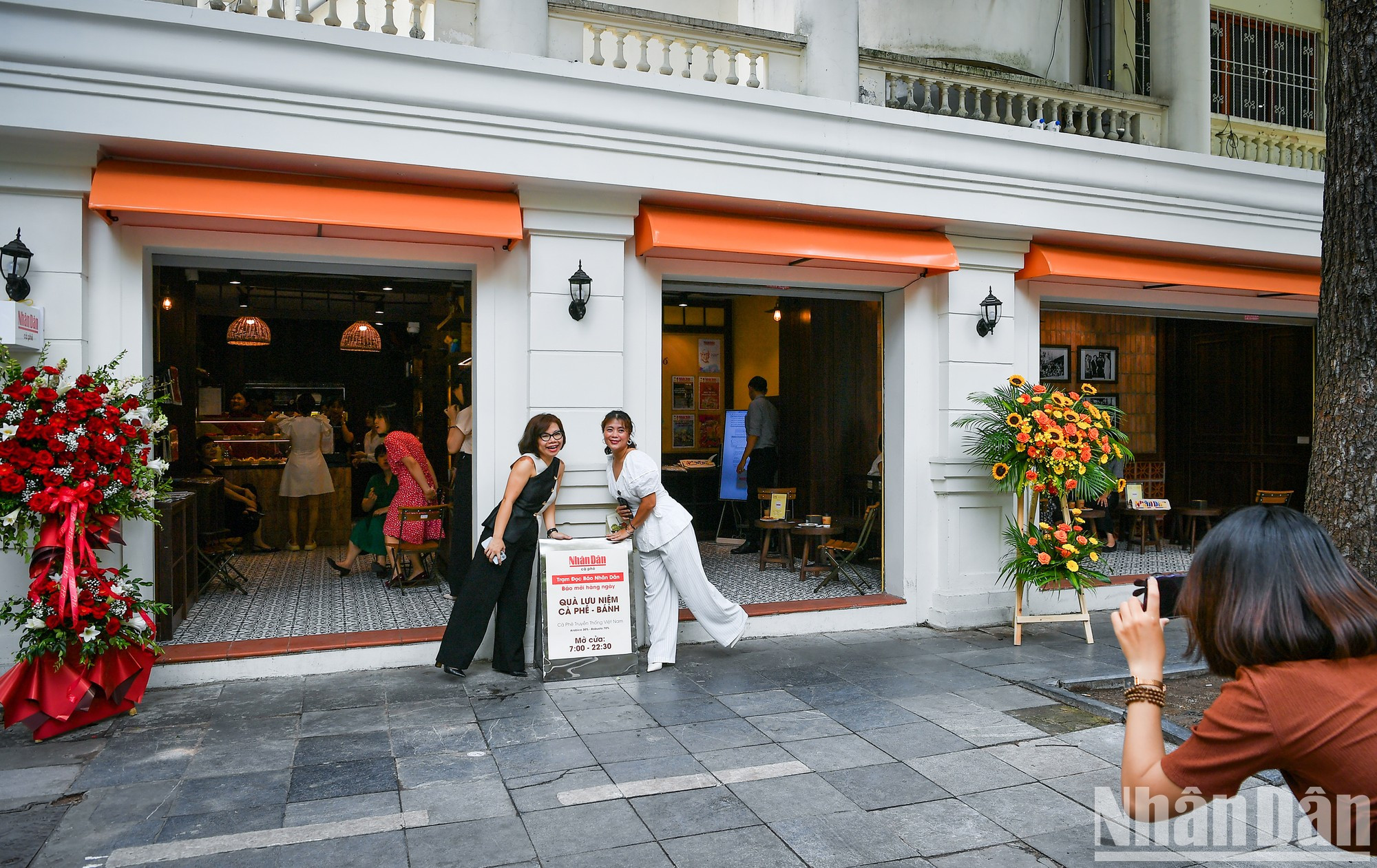 El espacio atrae a un gran número de visitantes el día de su inauguración.