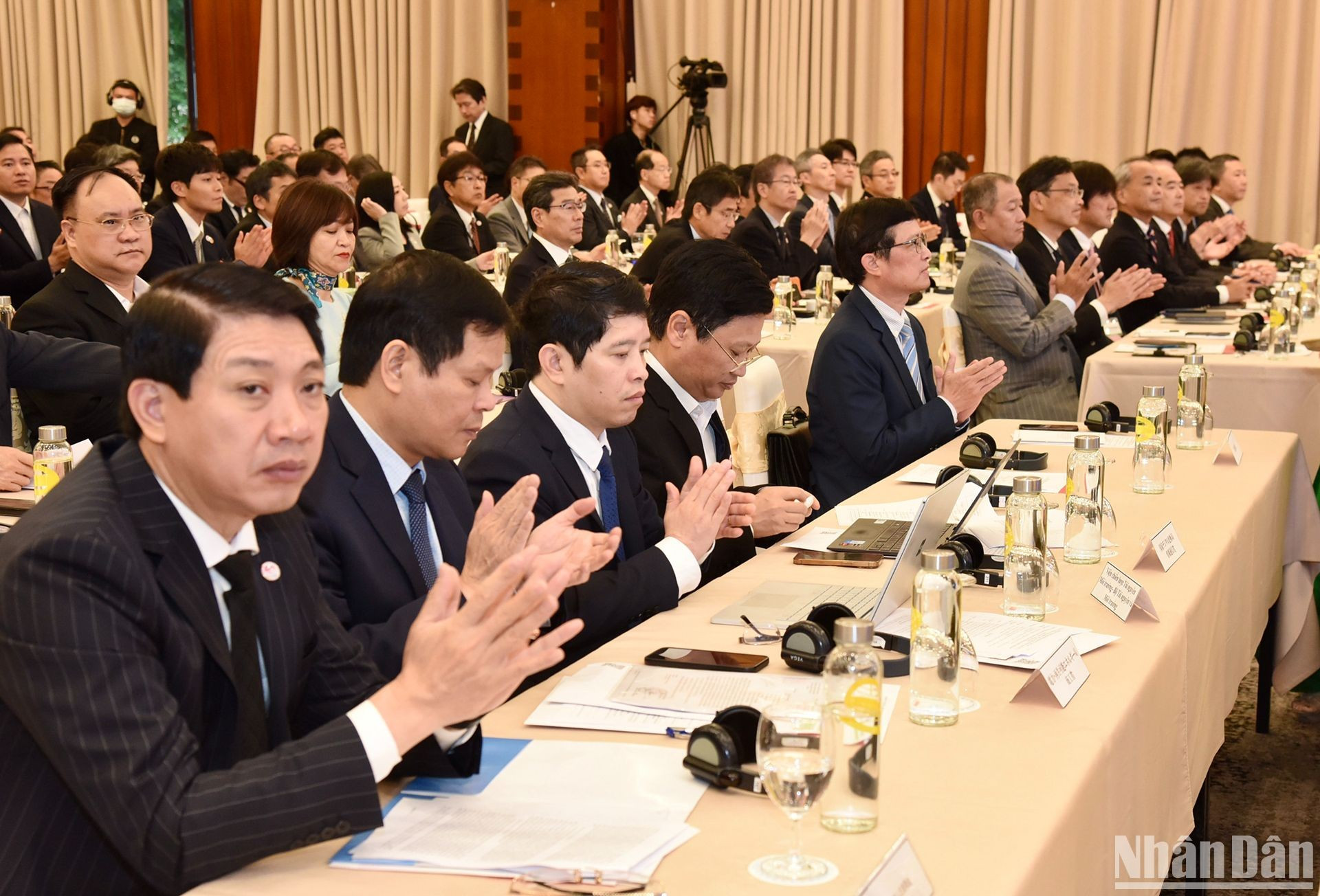 Los delegados presencian la ceremonia de firma.