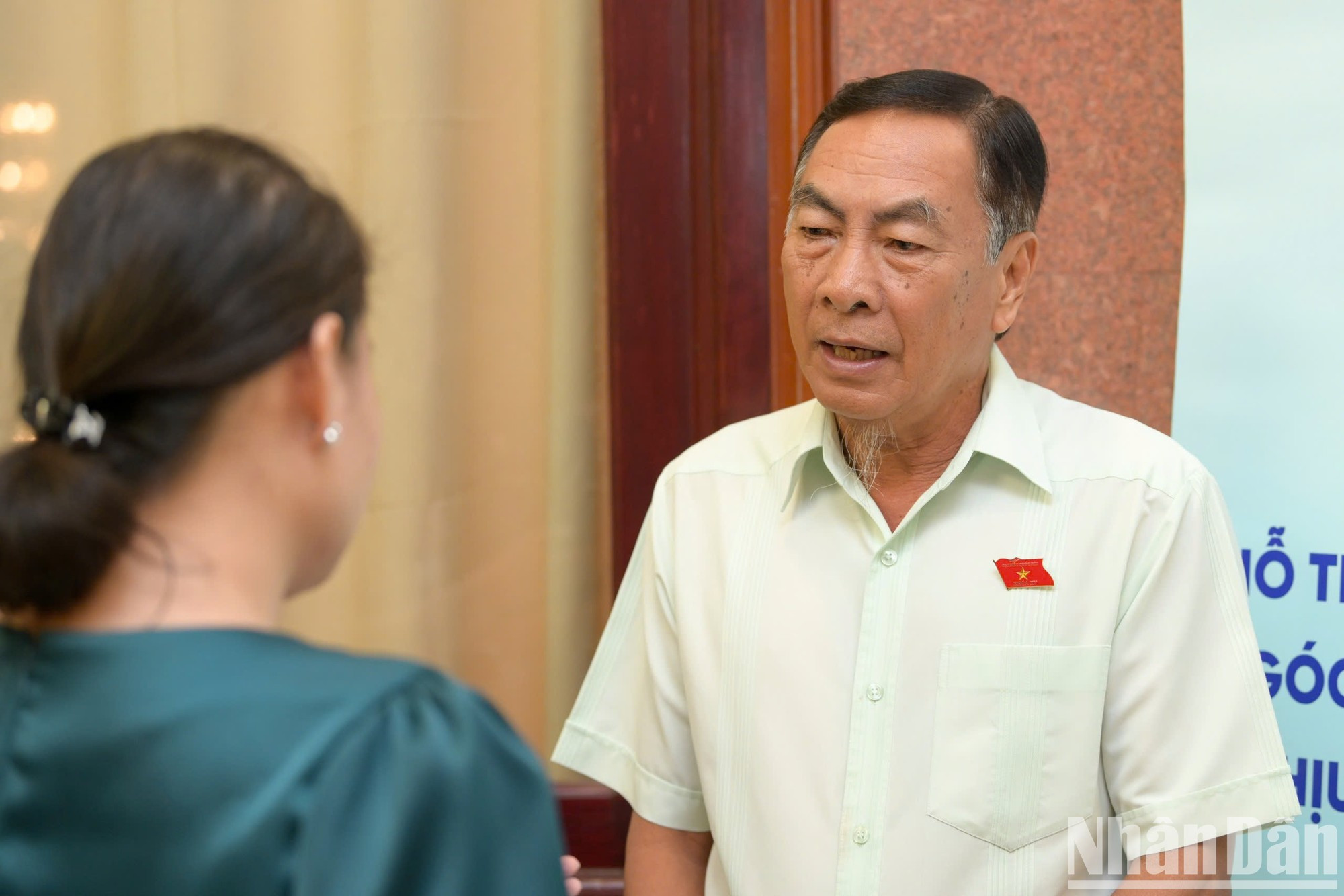 Los delegados responden a la prensa al margen del evento. Los delegados responden a la prensa al margen del evento.
