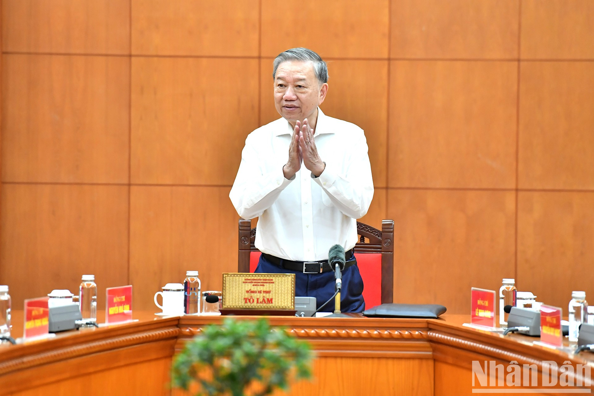El secretario general del PCV, To Lam, preside la reunión. El secretario general del PCV, To Lam, preside la reunión.