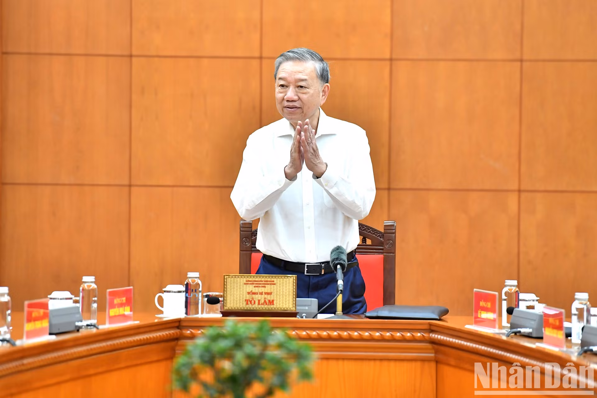 El secretario general del PCV, To Lam, preside la reunión.