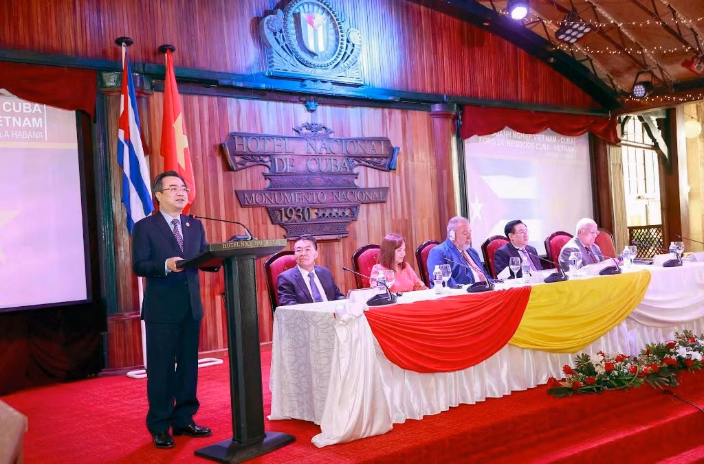[Foto] Máximo dirigente legislativo vietnamita asiste al Foro de Comercio e Inversión Vietnam-Cuba ảnh 3