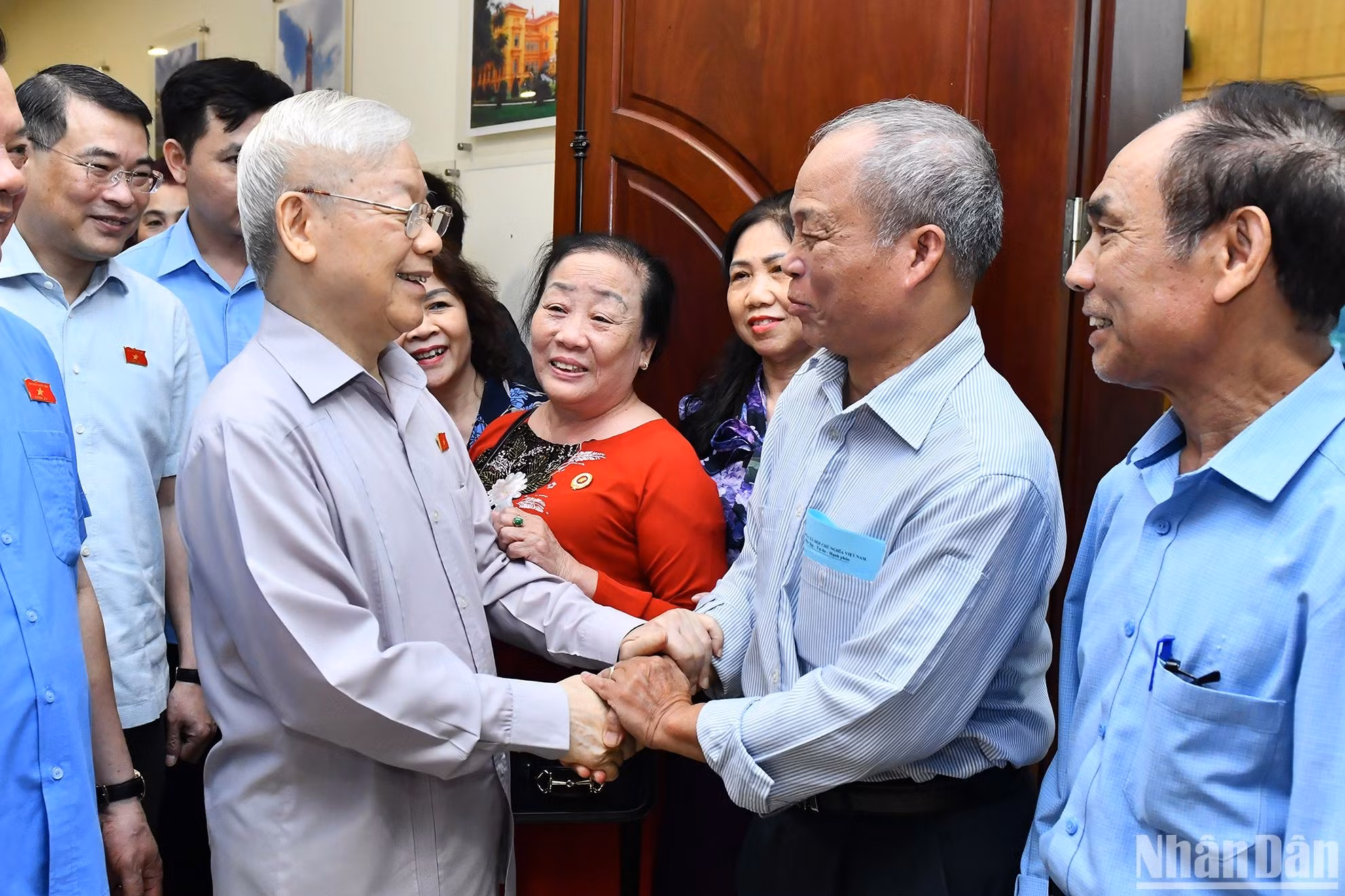 El secretario general Nguyen Phu Trong y votantes de Hanói.