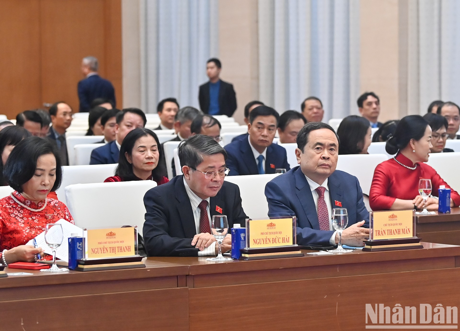 El presidente de la Asamblea Nacional vietnamita, Tran Thanh Man, los vicepresidentes y los delegados en el acto. El presidente de la Asamblea Nacional vietnamita, Tran Thanh Man, los vicepresidentes y los delegados en el acto.
