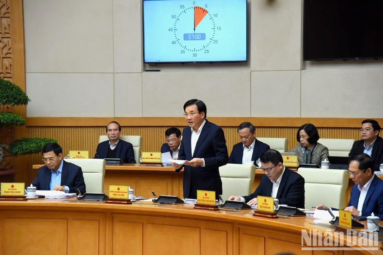 El ministro y jefe de la Oficina del Gobierno, Tran Van Son, interviene en la reunión.