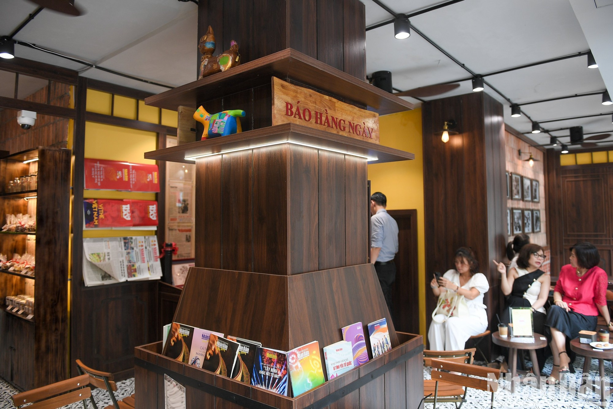 Un espacio para que los lectores experimenten los productos del periódico Nhan Dan en el número 71 de la calle Hang Trong de Hanói.