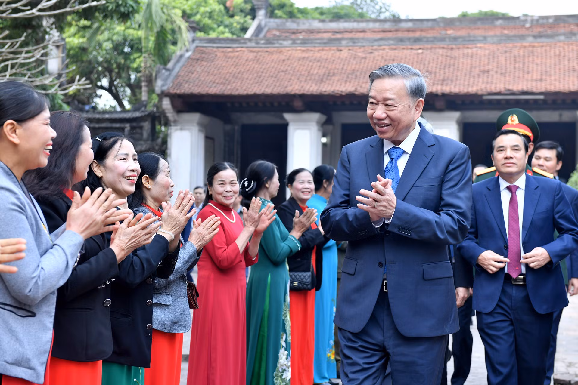 El secretario general del Partido Comunista de Vietnam, To Lam, y los residentes locales en el Templo de Xich Dang.