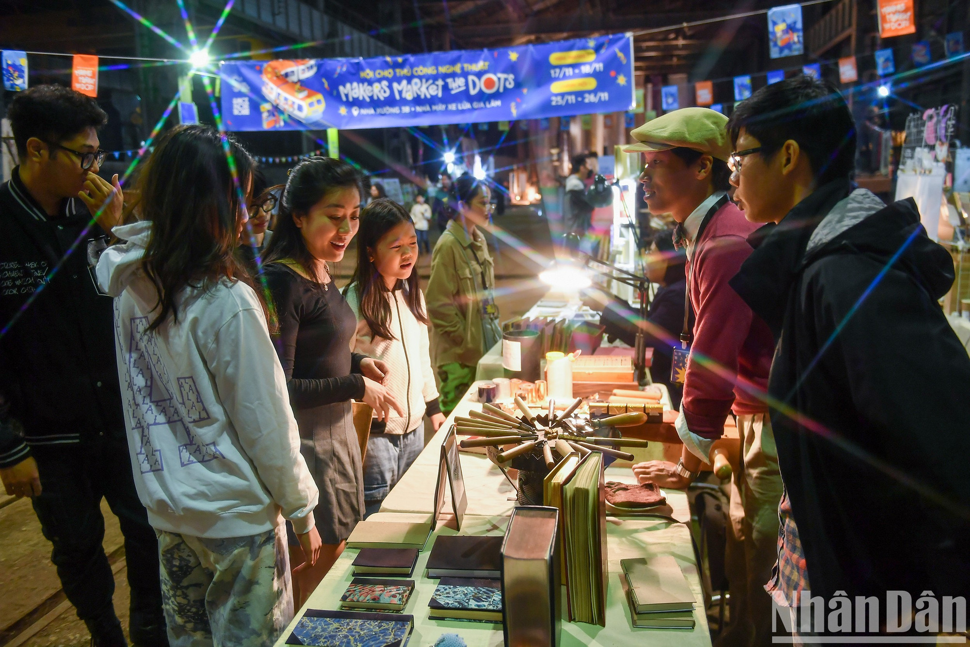 A la feria de productos artesanales concurren numerosas aldeas de oficios tradicionales con una serie de artículos de cerámica, bambú, ratán y papel.