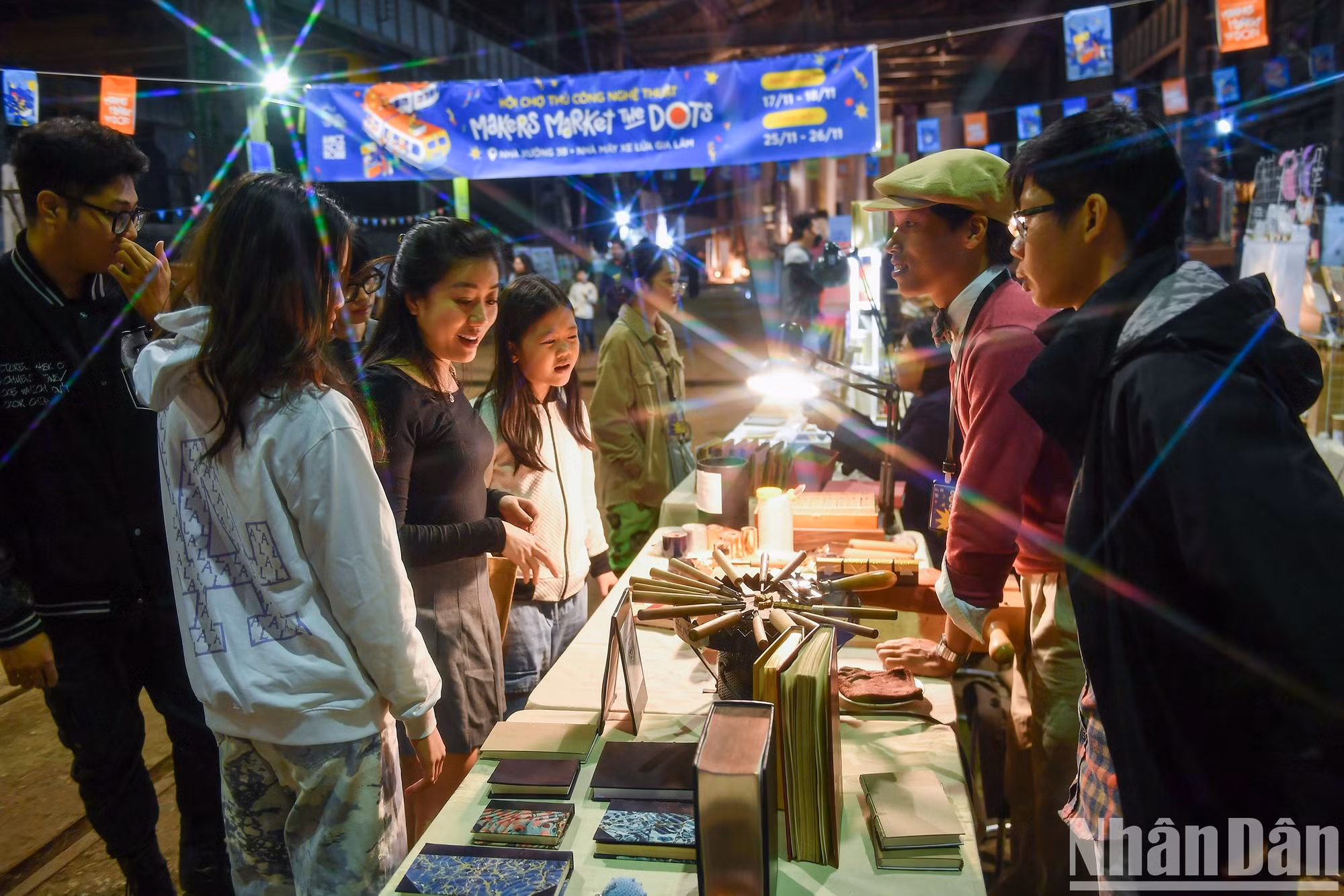 A la feria de productos artesanales concurren numerosas aldeas de oficios tradicionales con una serie de artículos de cerámica, bambú, ratán y papel.
