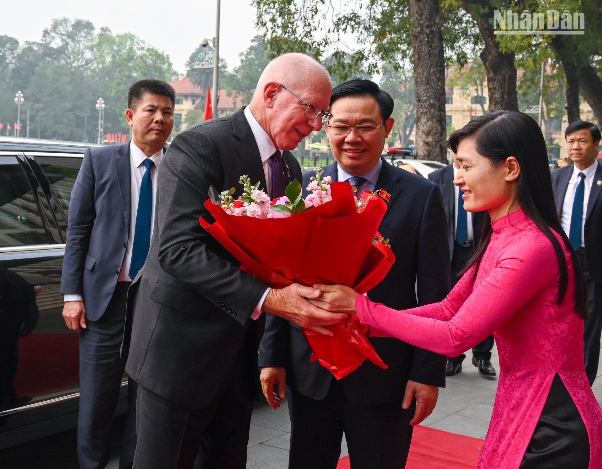Entrega de flores a David Hurley.