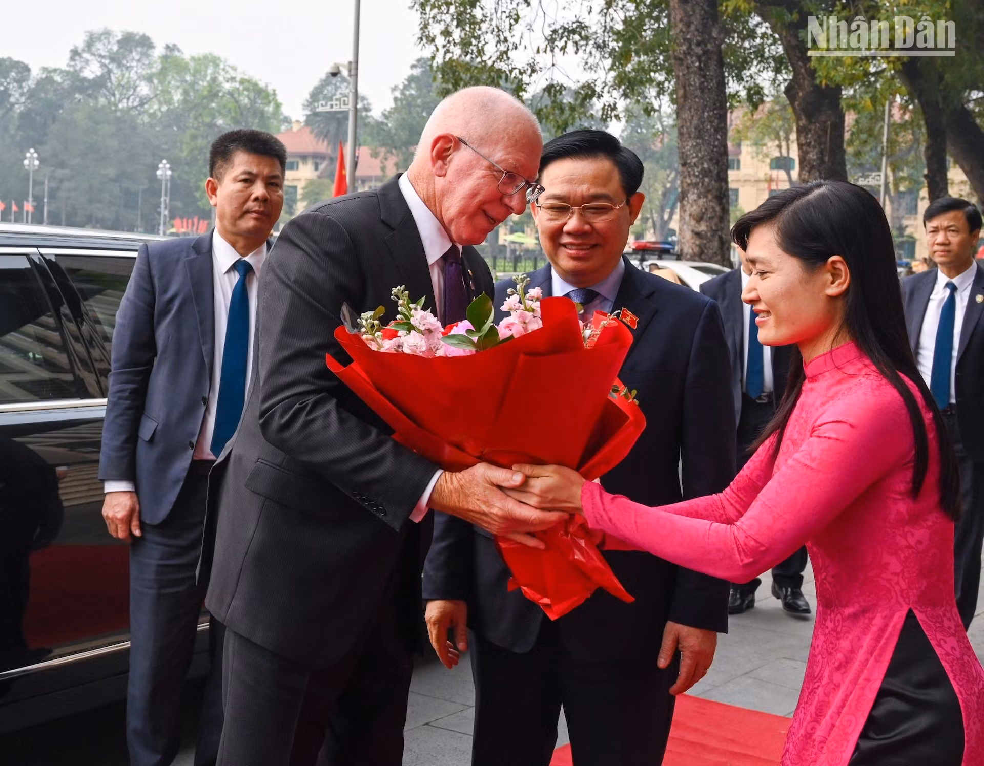 Entrega de flores a David Hurley.