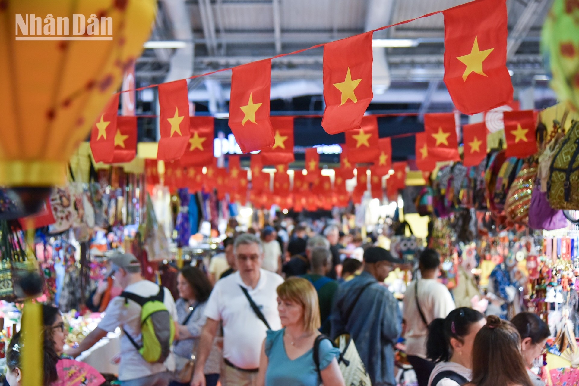 La inauguración del pabellón vietnamita cada año ha contado con la presencia del embajador vietnamita en Francia, lo que demuestra el profundo interés de Vietnam en la importancia del evento y en dar a conocer su cultura a los amigos internacionales.