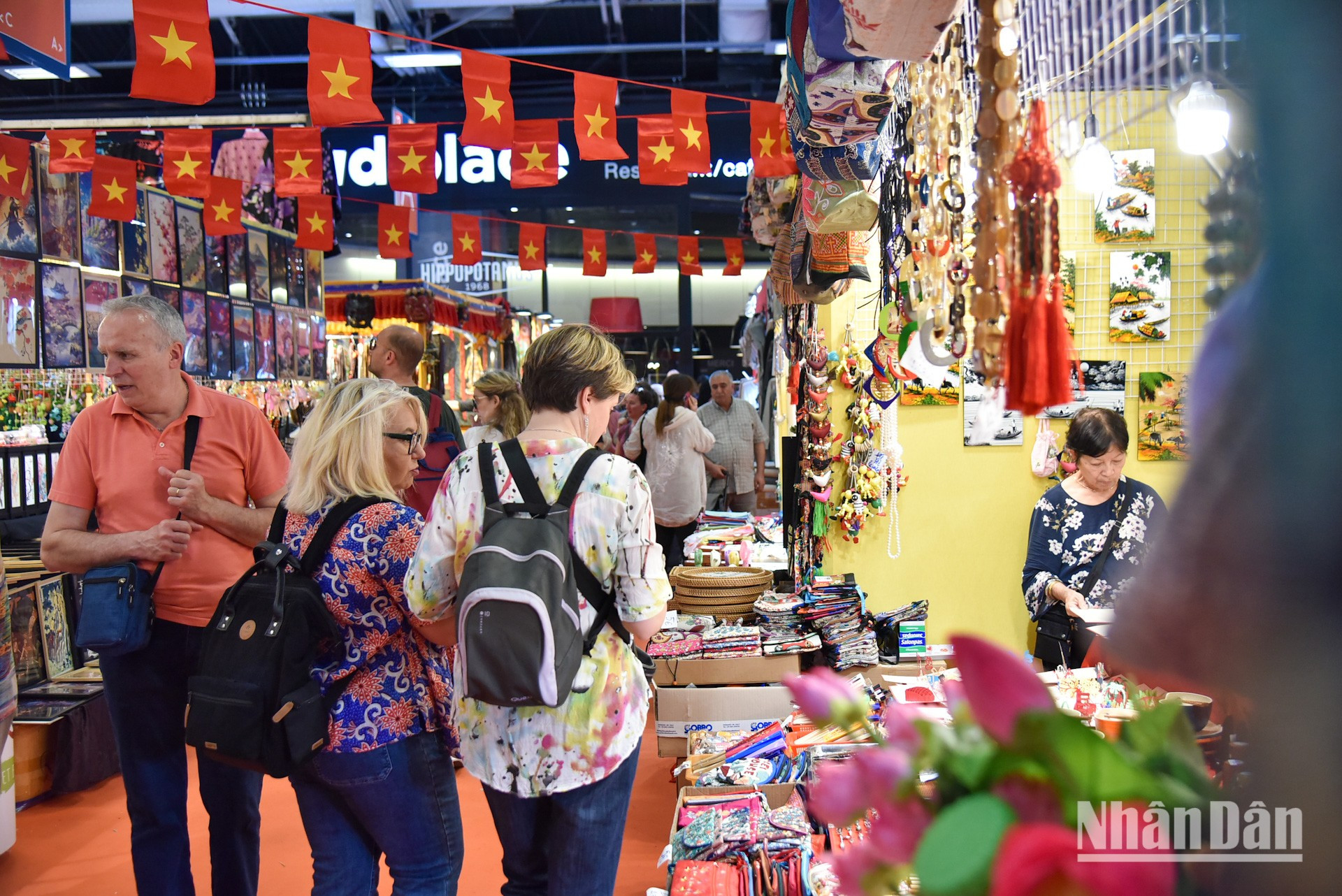 Steven Abajoli valora muy positivamente la participación del Centro Cultural de Vietnam en Francia, que ha contribuido a que el stand vietnamita se convierta en un destino cultural para los turistas.