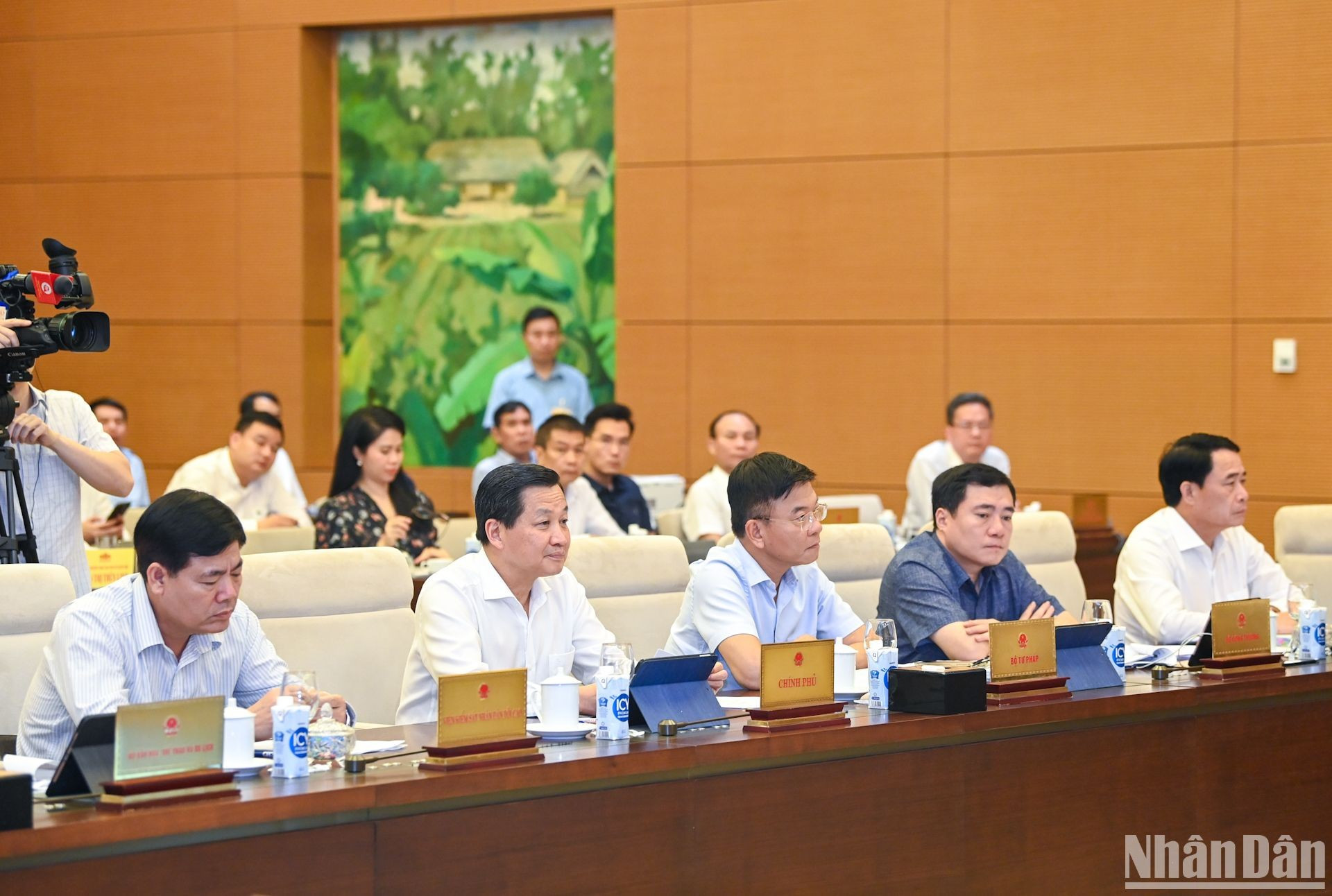 El viceprimer ministro vietnamita, Le Minh Khai, y los líderes de los ministerios y sectores. El viceprimer ministro vietnamita, Le Minh Khai, y los líderes de los ministerios y sectores.