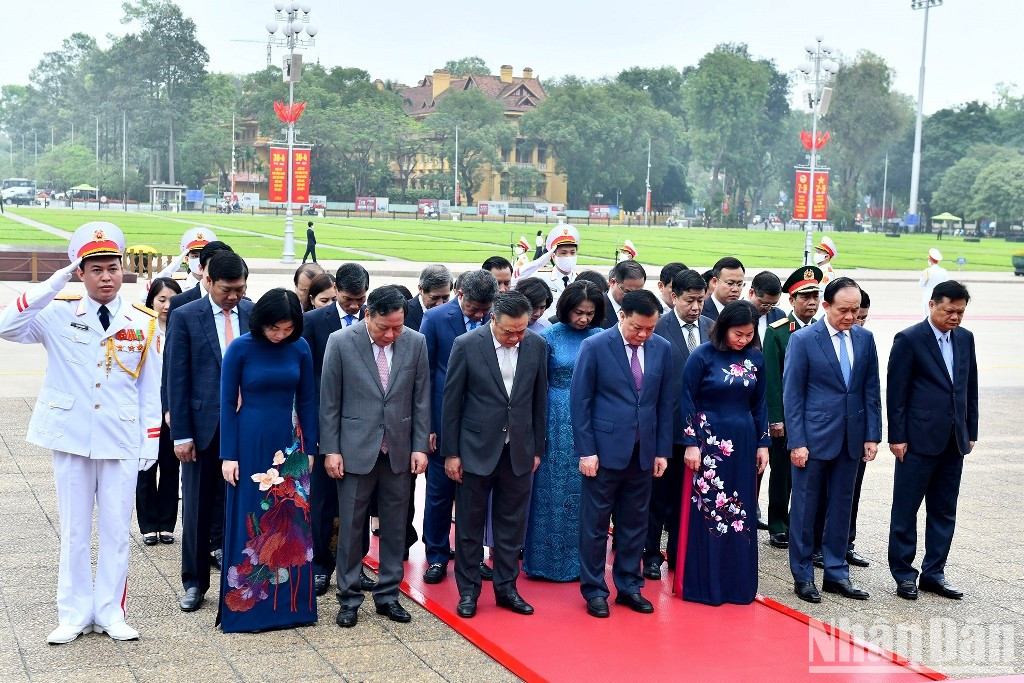 Delegados del Comité del Partido Comunista de Vietnam, el Consejo Popular y el Comité Popular de Hanói rinden homenaje al Presidente Ho Chi Minh.