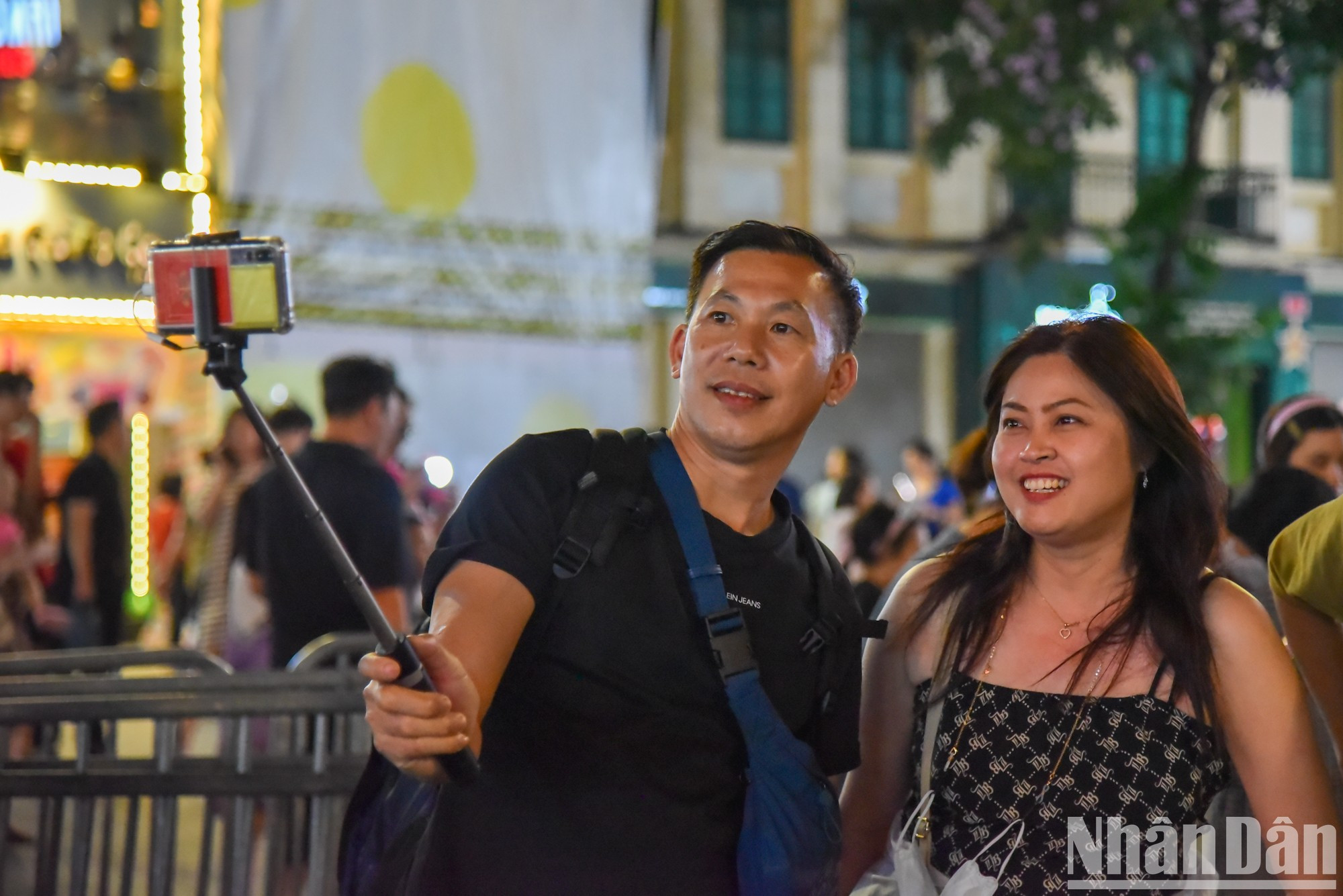 Los visitantes toman fotos de recuerdos. Los visitantes toman fotos de recuerdos.