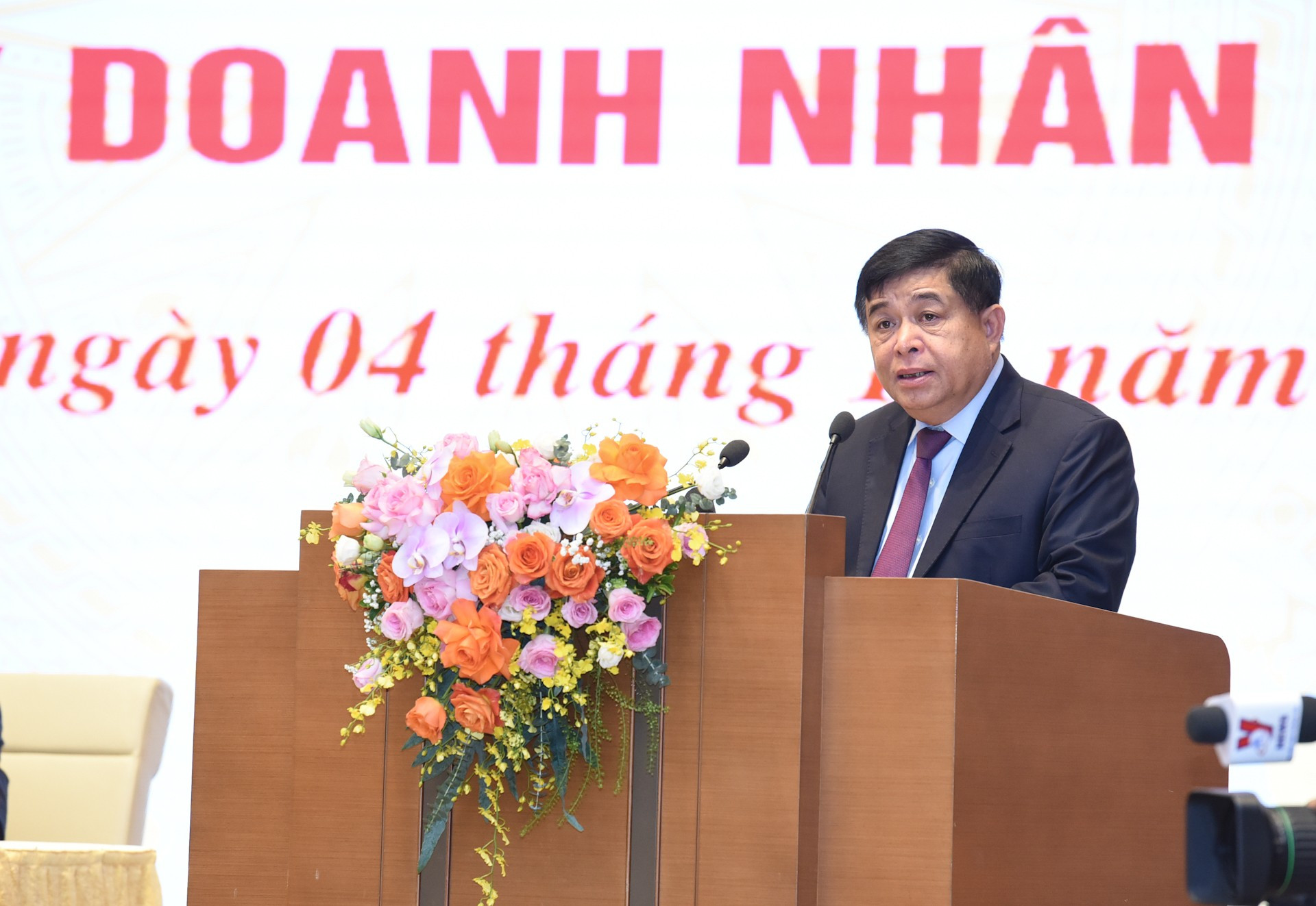 El ministro de Planificación e Inversión, Nguyen Chi Dung resalta que el Gobierno y el primer ministro siempre acompañan a las empresas.