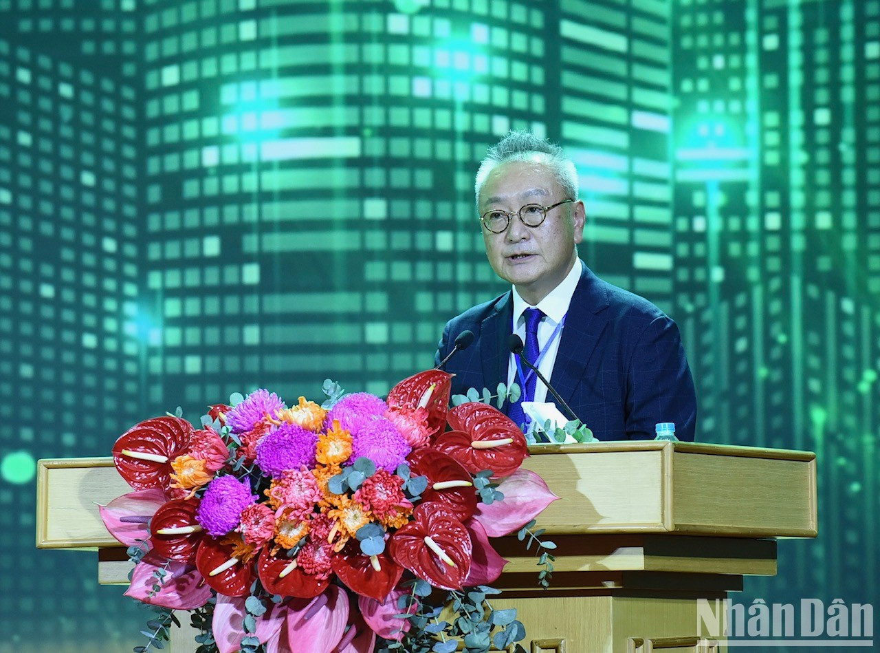 Un representante de las empresas que invierte en Hung Yen habla en la cita. Un representante de las empresas que invierte en Hung Yen habla en la cita.