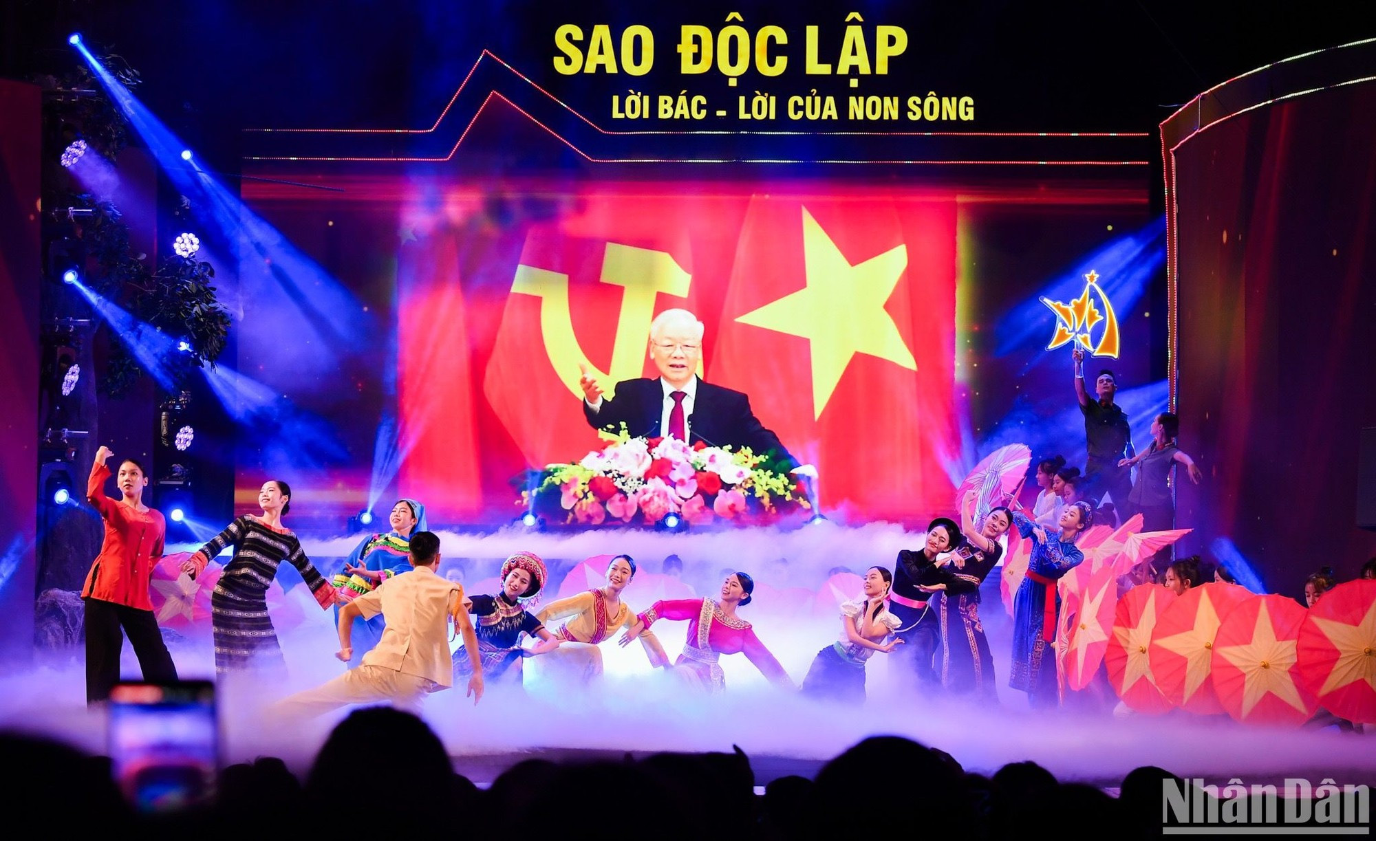 El punto culminante del programa es la presentación de valiosos documentos citados de 236 artículos del difunto Secretario General Nguyen Phu Trong impresos en la Revista Comunista. .