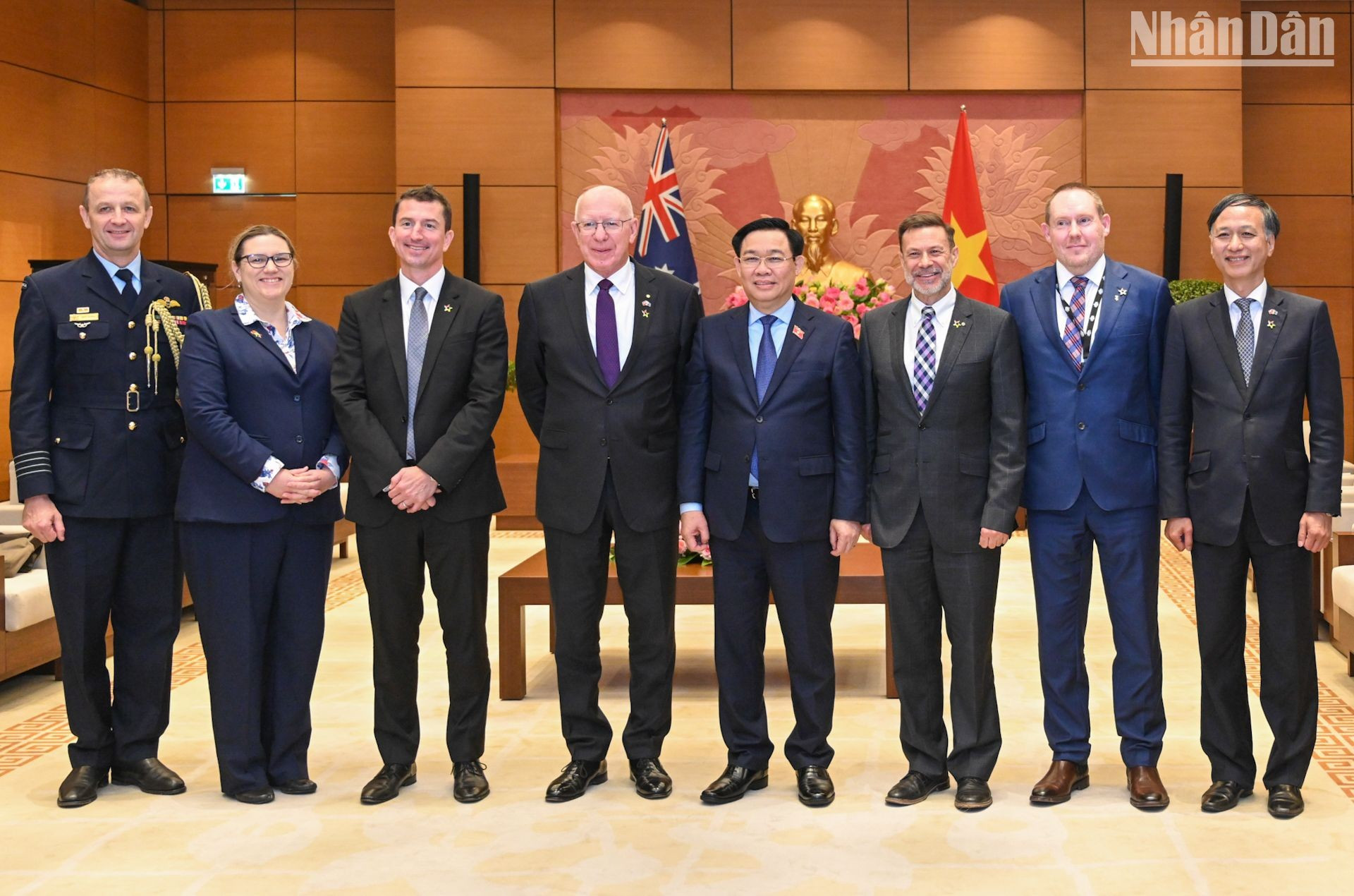 Los dos dirigentes y los delegados se toman fotos de recuerdo.