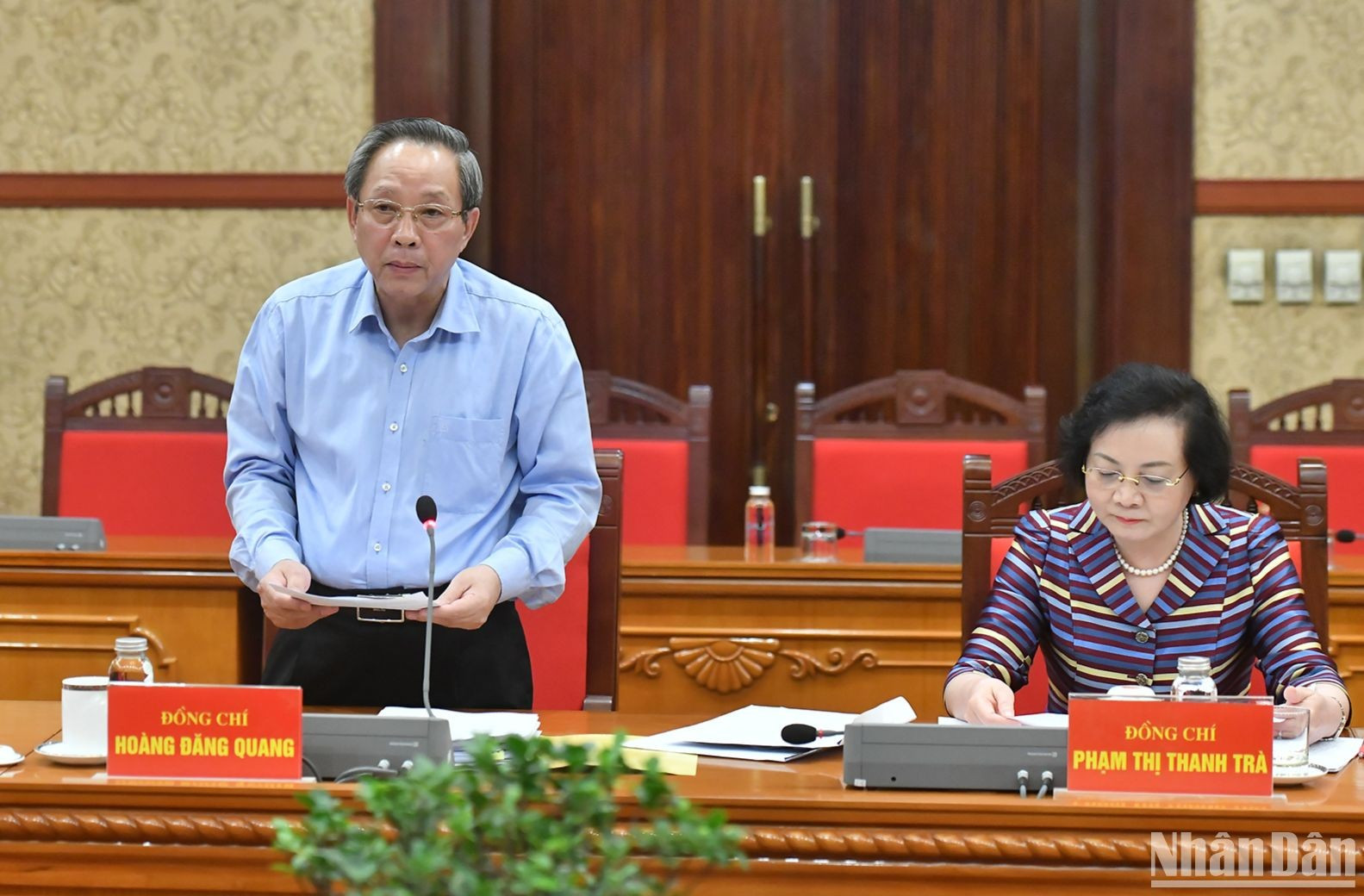 Hoang Dang Quang, miembro del Comité Central del Partido y jefe adjunto de su Comisión de Organización, presenta un informe.