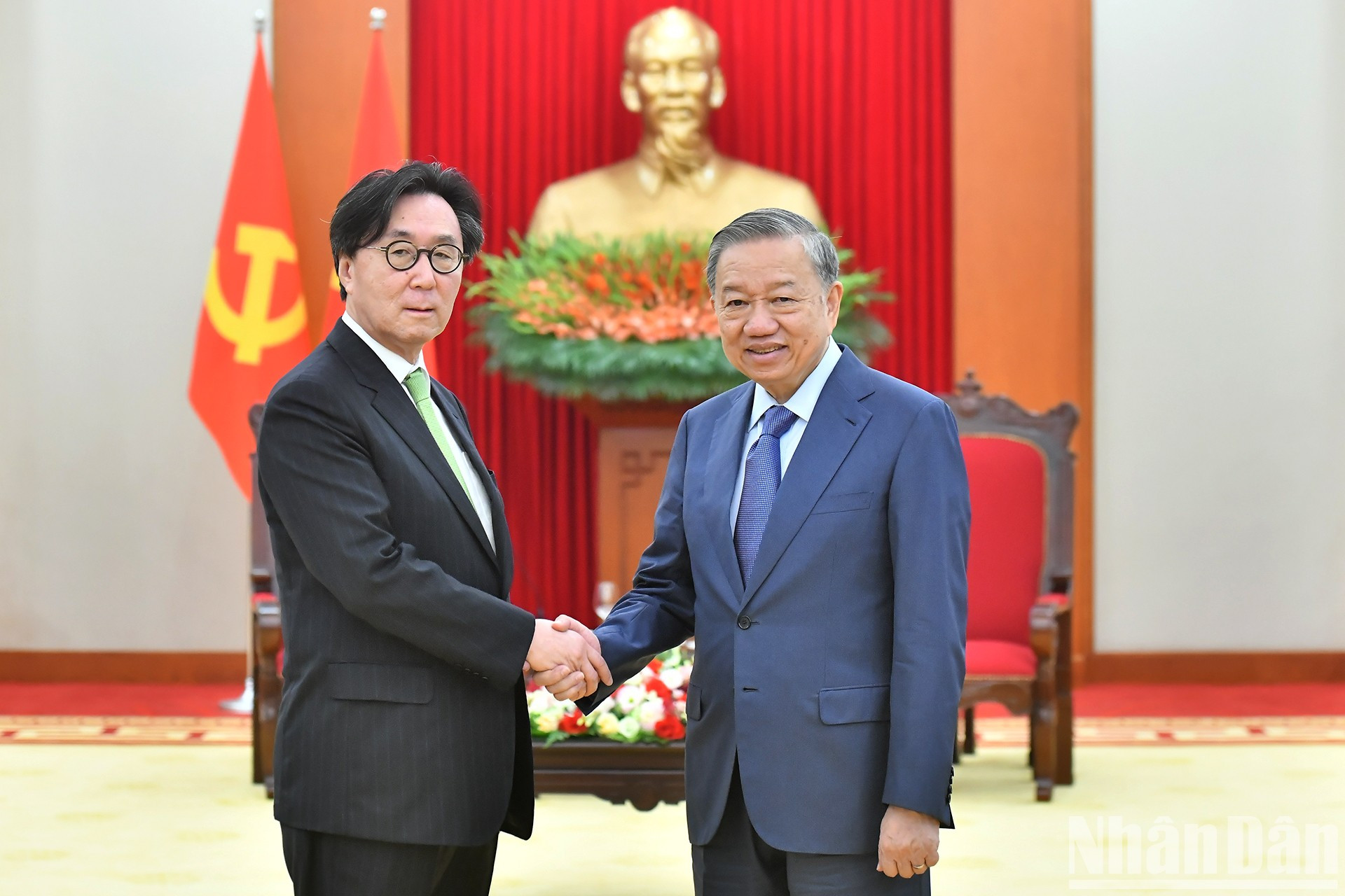 El secretario general del PCV y presidente de Vietnam, To Lam, y el asesor especial para Asuntos Exteriores y Seguridad y enviado especial del presidente de Corea del Sur, Chang Ho-jin.