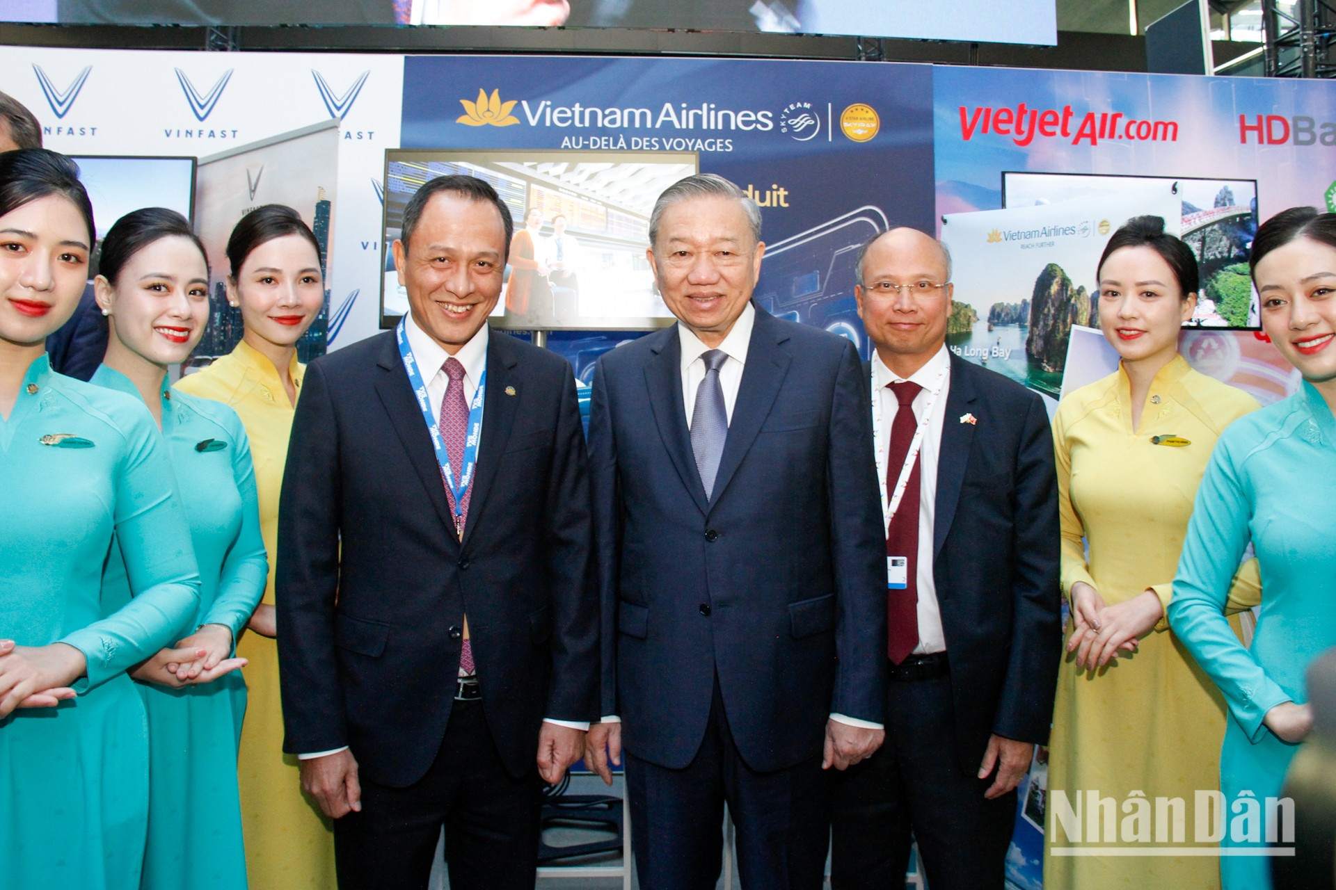 El secretario general del PCV y presidente de Vietnam, To Lam, y los funcionarios de la aerolínea de bandera nacional Vietnam Airlines visitan la exposición en el Foro. (Foto: MINH DUY) El secretario general del PCV y presidente de Vietnam, To Lam, y los funcionarios de la aerolínea de bandera nacional Vietnam Airlines visitan la exposición en el Foro. (Foto: MINH DUY)