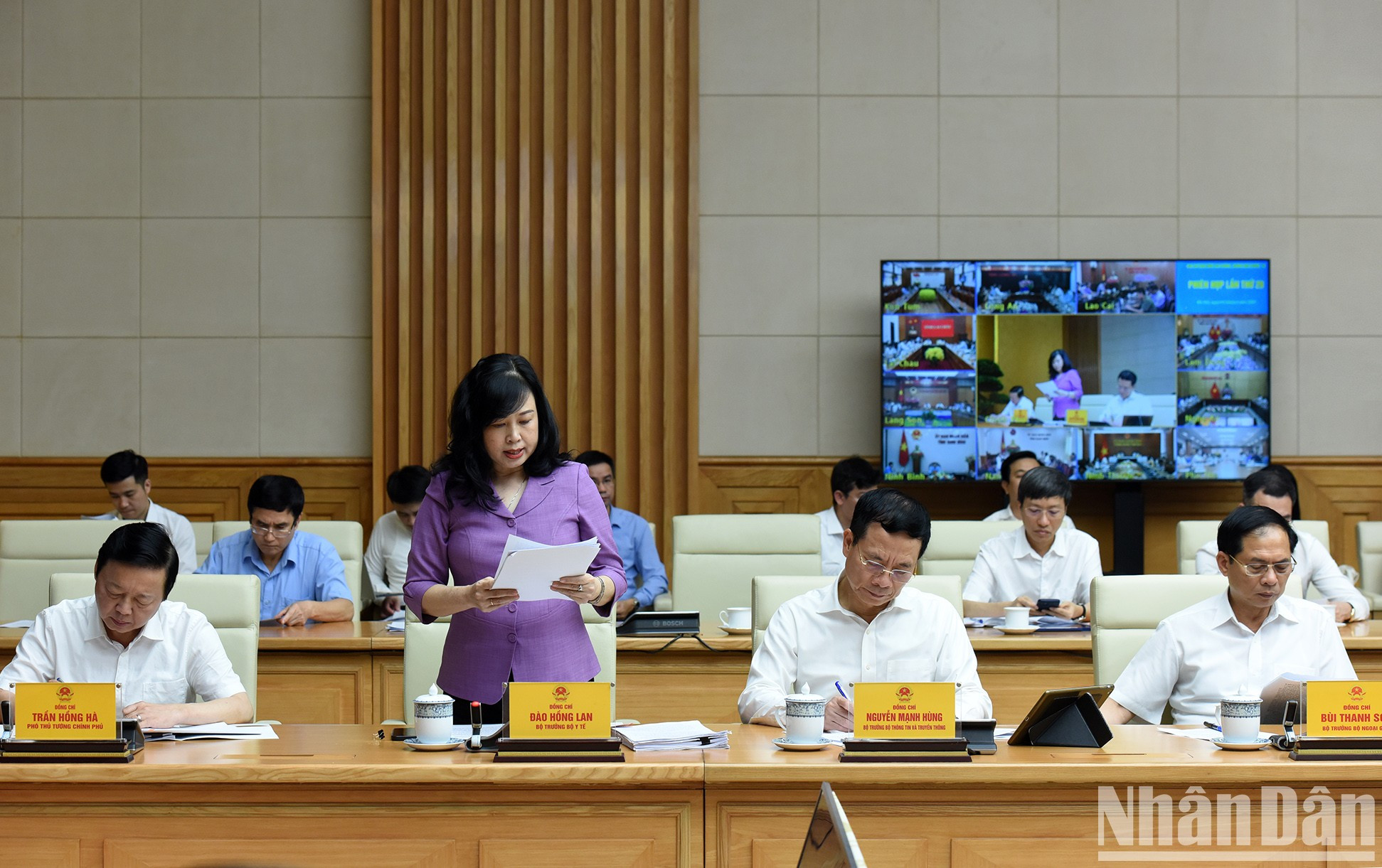 El ministro de Salud, Dao Hong Lan, informó sobre la situación de la prevención y el control del coronavirus. El ministro de Salud, Dao Hong Lan, informó sobre la situación de la prevención y el control del coronavirus.