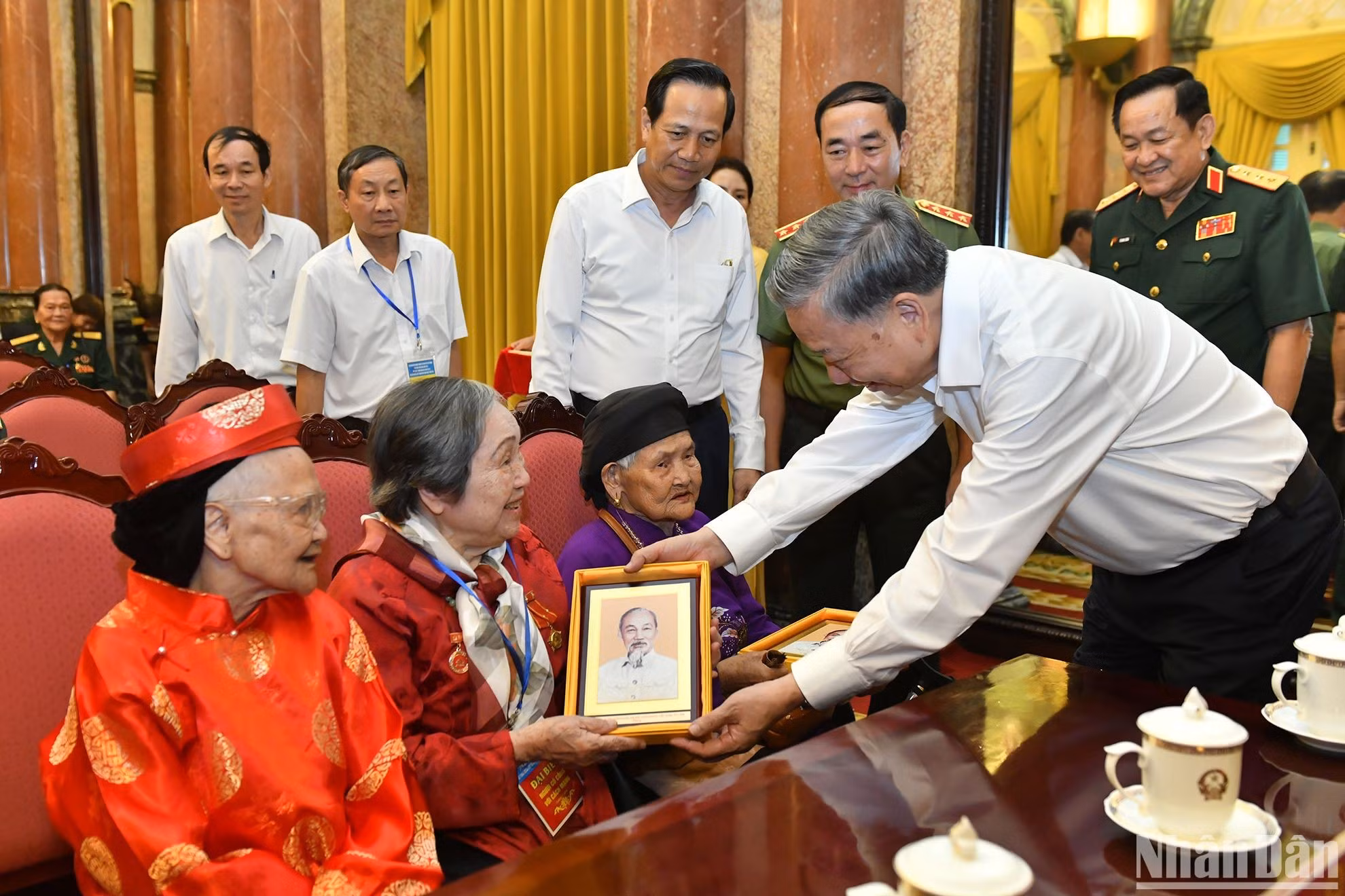 To Lam entrega regalos a los veteranos revolucionarios.