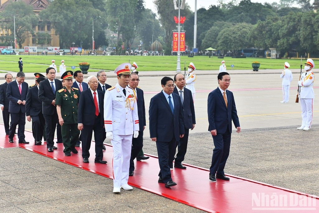 El presidente Vo Van Thuong, el primer ministro Pham Minh Chinh y los delegados rinden homenaje al Tío Ho.