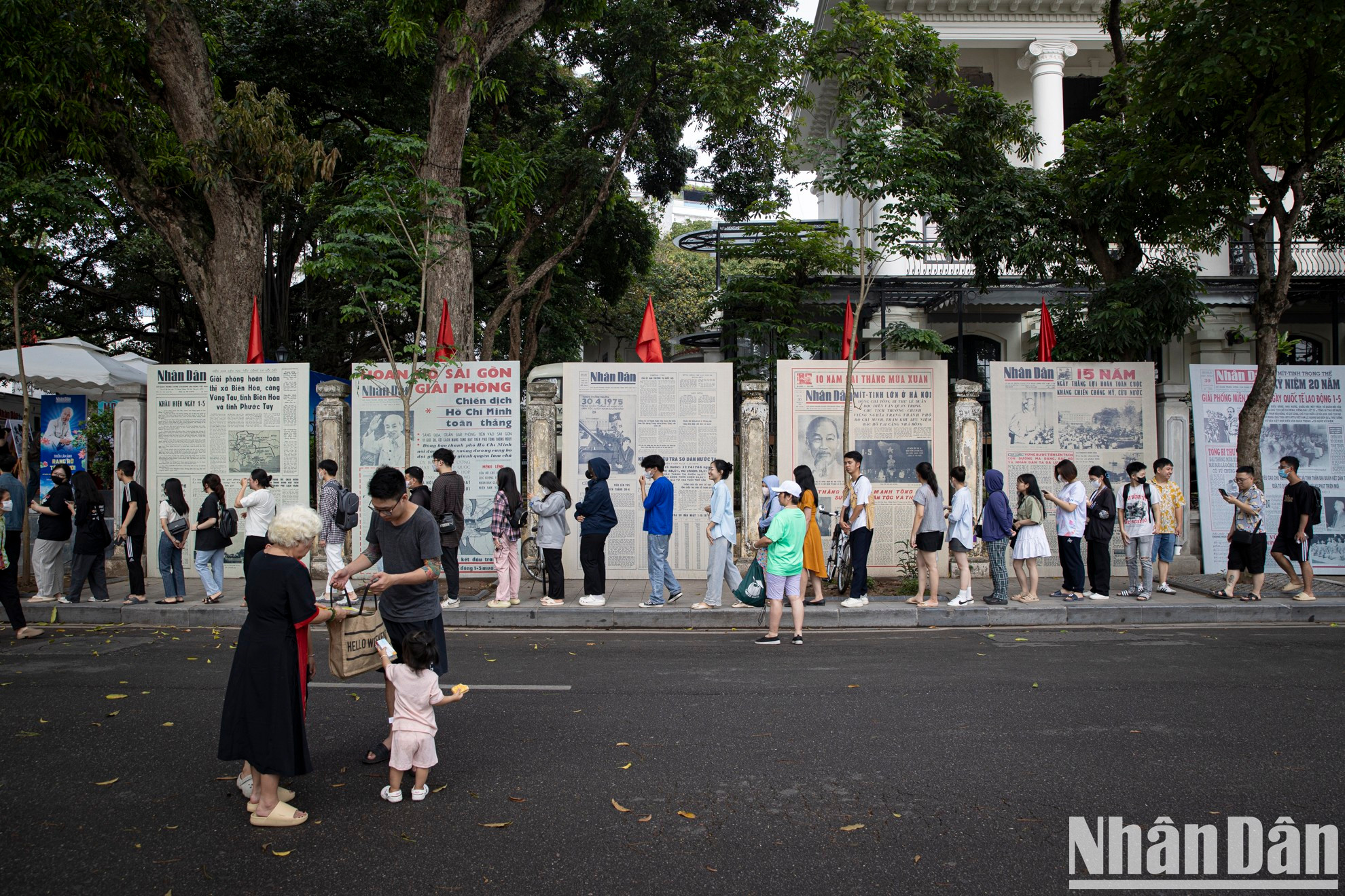 Enorme cola para recibir la edición especial del periódico Nhan Dan Fin de Semana.