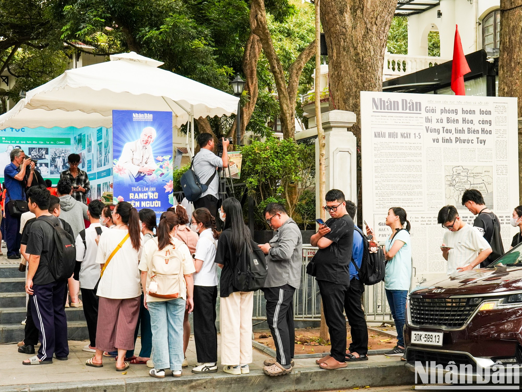 Los lectores hacen cola para visitar la exposición.