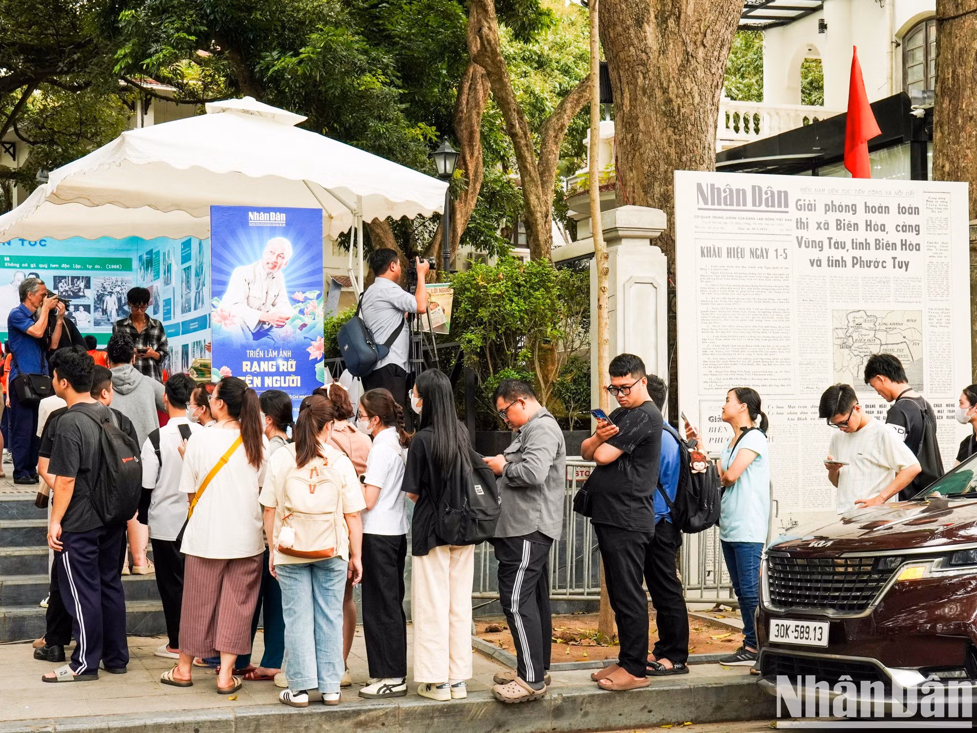 Los lectores hacen cola para visitar la exposición.