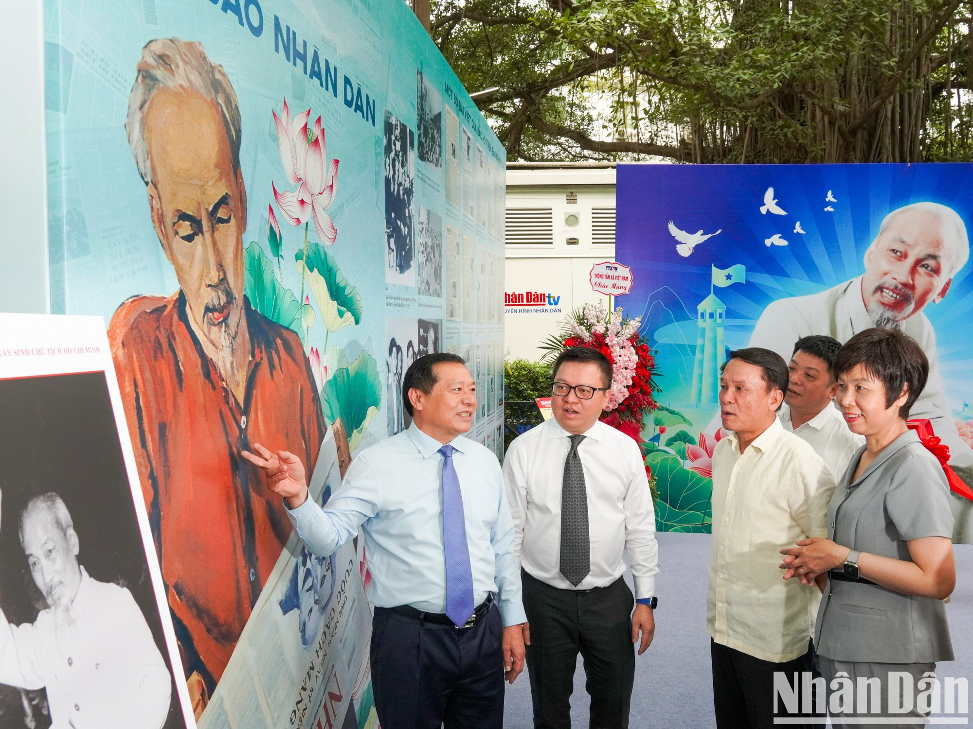 Visitantes a la exposición.