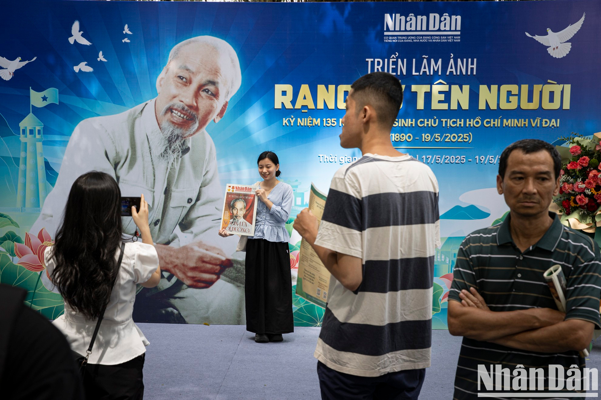 La exposición fotográfica, que se puede visitar de forma gratuita de 9:00 a 17:00 horas hasta el 19 de mayo, se encuentra en el espacio abierto del periódico Nhan Dan, frente al lago Hoan Kiem.